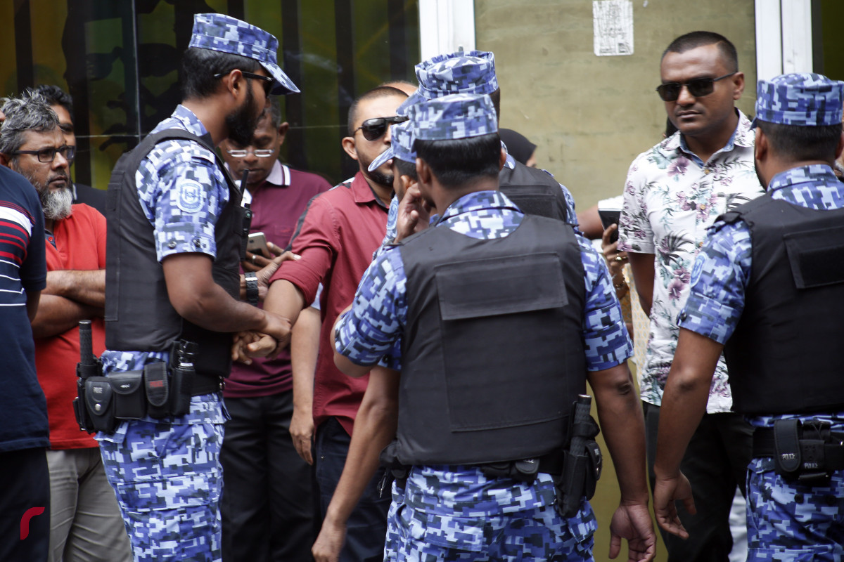 އާދިއްތަ ދުވަހުގެ ހަވީރު އެމްޑީޕީ އޮފީސް ކުރިމަތިން ފެށުމަށް ހަމަޖެއްސި ހިނގާލުމަށް ފުލުހުން ހުރަސް އެޅާފައެވެ