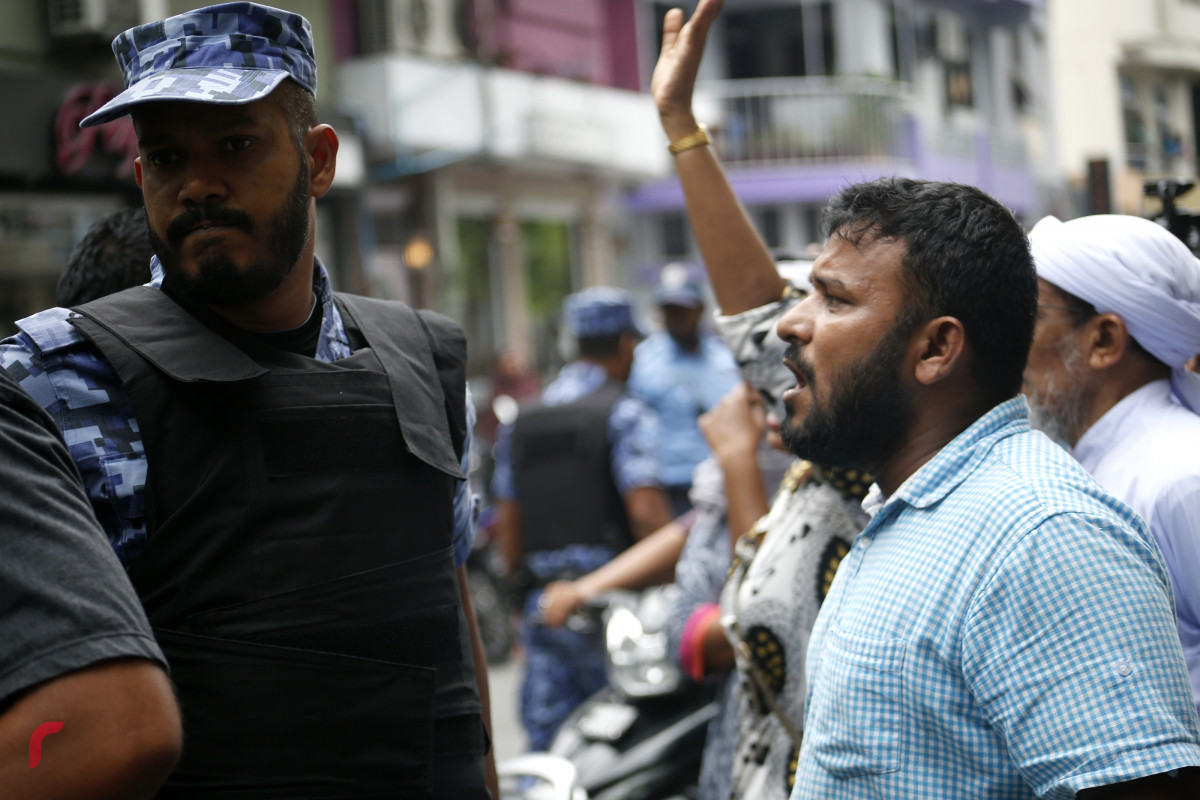 ހިނގާލުމުގެ ބައިވެރިއެއް ފުލުހަކާ މުހާތަބްކުރަނީ