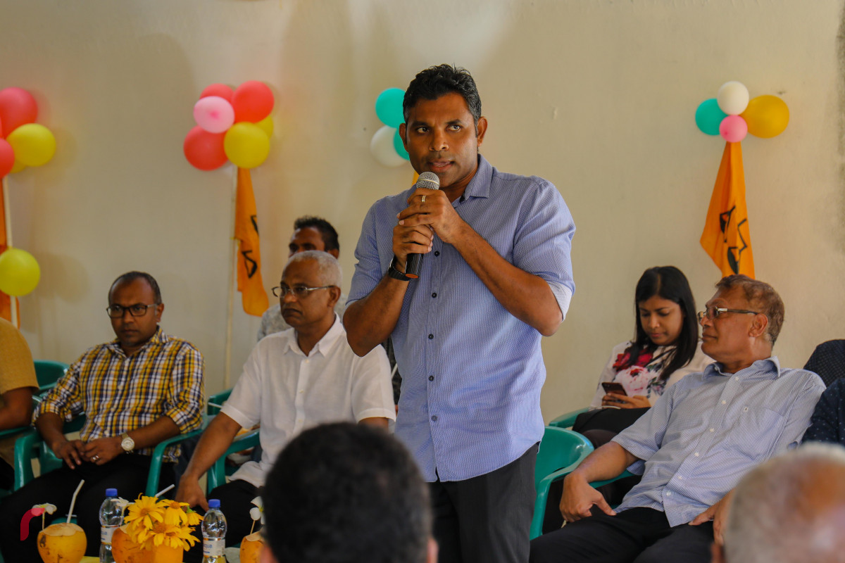 އައްޑޫ ސިޓީ މަރަދޫގައި ހުންނަ އެމްޑީޕީ ހަރުގަ ހުޅުވުމުގެ ރަސްމިއްޔާތުގައި ގުޅިފައިވާ ސިޔާސީ ޕާޓީތަކުން ނެރޭ ކެންޑިޑޭޓްގެ ރަނިންގމޭޓް ފައިސަލް ނަސީމް ވާހަކަ ދައްކަވަނީ. އައްޑޫ އަދި ފުވައްމުލަކަށް ކުރެއްވި މި ދަތުރުގައި މި ބޭފުޅުން ވަނީ ގިނަ އަދަދެއްގެ ރައްޔިތުންނާއި ބައްދަލުކުރައްވާފައި.