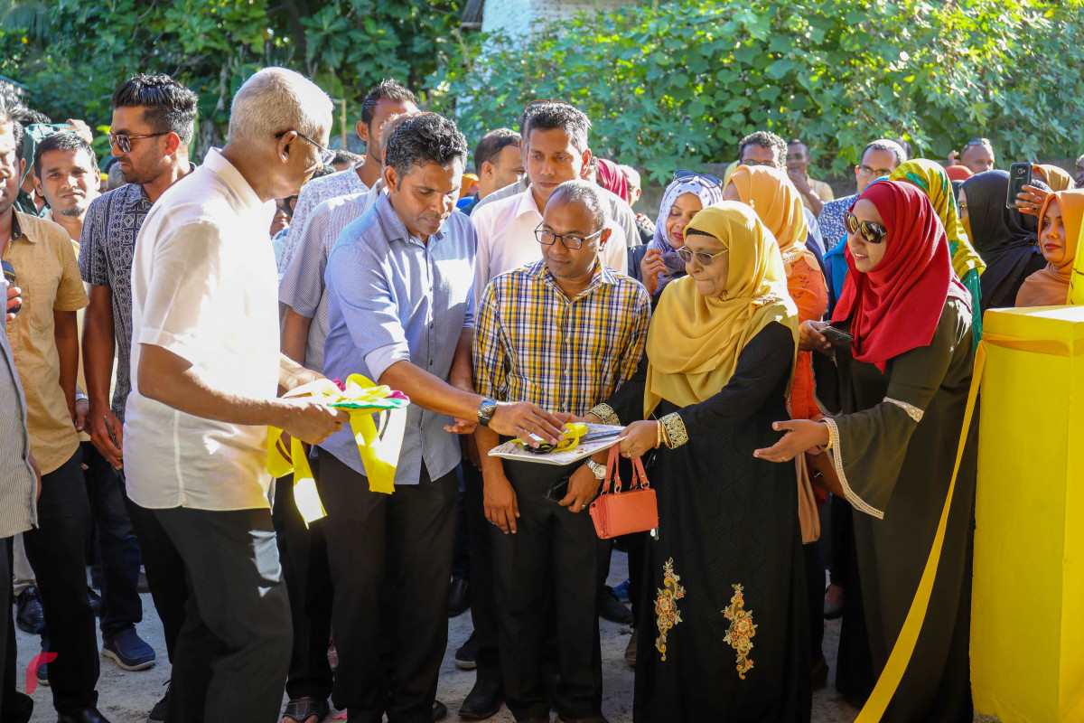 އައްޑޫ ސިޓީ މަރަދޫގައި ހުންނަ އެމްޑީޕީ ހަރުގަ ހުޅުވުމުގެ ރަސްމިއްޔާތުގައި ގުޅިފައިވާ ސިޔާސީ ޕާޓީތަކުގެ ރިޔާސީ ކެންޑިޑޭޓް އިބްރާހިމް މުހައްމަދު ސޯލިހު (އިބޫ) އަދި އެމަނިކުފާނުގެ ރަނިންގމޭޓް ފައިސަލް ނަސީމް ހަރުގެ ހުޅުއްވައިދެއްވަނީ، އައްޑޫ ސިޓީ އަދި ފުވައްމުލަކަށް ގުޅިފައިވާ ސިޔާސީ ޕާޓީތަކުން ކުރެއްވި ދަތުރުގައި އިދިކޮޅު ކެންޑިޑޭޓަށް ބޮޑު ތާއިދެއް އޮތްކަން ވަނީ ފެނިގެންގޮސްފައި.