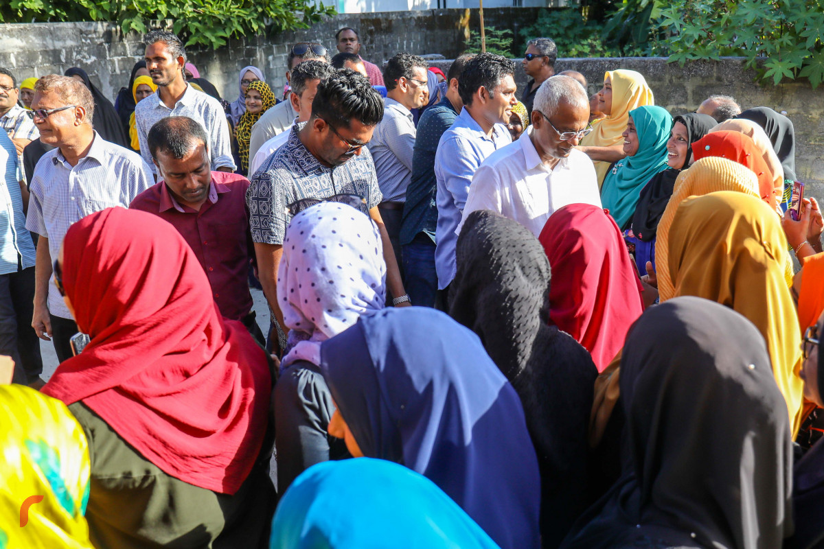 އައްޑޫ ސިޓީ މަރަދޫގައި ހުންނަ އެމްޑީޕީ ހަރުގަ ހުޅުވުމުގެ ރަސްމިއްޔާތަށް ގުޅިފައިވާ ސިޔާސީ ޕާޓީތަކުގެ ރިޔާސީ ކެންޑިޑޭޓް އިބްރާހިމް މުހައްމަދު ސޯލިހު (އިބޫ) އަދި އެމަނިކުފާނުގެ ރަނިންގމޭޓް ފައިސަލް ނަސީމް ވަޑައިގަންނަވަނީ. މިއީ ފަހުގެ ތާރީހެއްގައި މިނިވަންކަމާއެކު ސިޔާސީ ހަރަކާތެއް ހިންގުމަށް އިދިކޮޅު ފަރާތްތަކަށް ލިބުނު ފުރަތަމަ ފުރުސަތުކަން ގިނަ ބަޔަކު ފާހަގަކުރޭ.