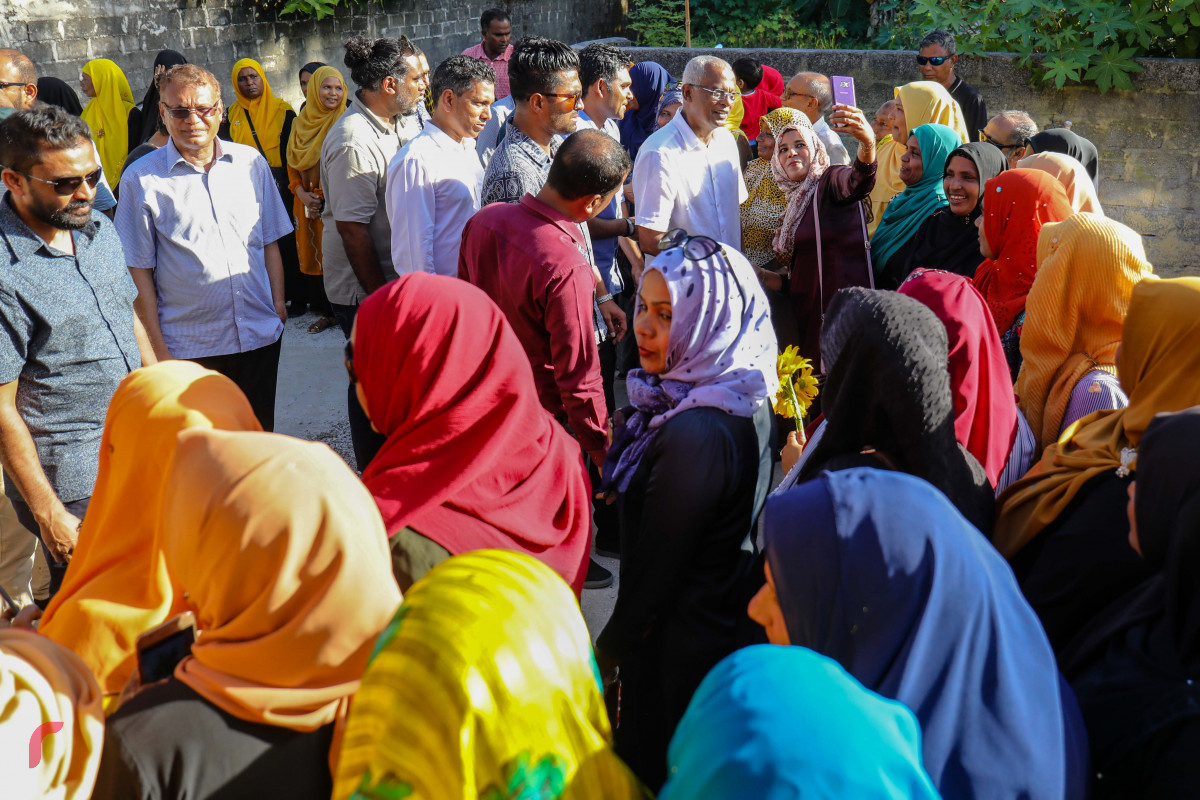 އައްޑޫ ސިޓީ މަރަދޫގައި ހުންނަ އެމްޑީޕީ ހަރުގަ ހުޅުވުމުގެ ރަސްމިއްޔާތަށް ގުޅިފައިވާ ސިޔާސީ ޕާޓީތަކުގެ ރިޔާސީ ކެންޑިޑޭޓް އިބްރާހިމް މުހައްމަދު ސޯލިހު (އިބޫ) އަދި އެމަނިކުފާނުގެ ރަނިންގމޭޓް ފައިސަލް ނަސީމް ވަޑައިގަންނަވަނީ. އައްޑޫ ސިޓީ އަދި ފުވައްމުލަކަށް ގުޅިފައިވާ ސިޔާސީ ޕާޓީތަކުން ކުރެއްވި ދަތުރުގައި އިދިކޮޅު ކެންޑިޑޭޓަށް ބޮޑު ތާއިދެއް އޮތްކަން ވަނީ ފެނިގެންގޮސްފައި.