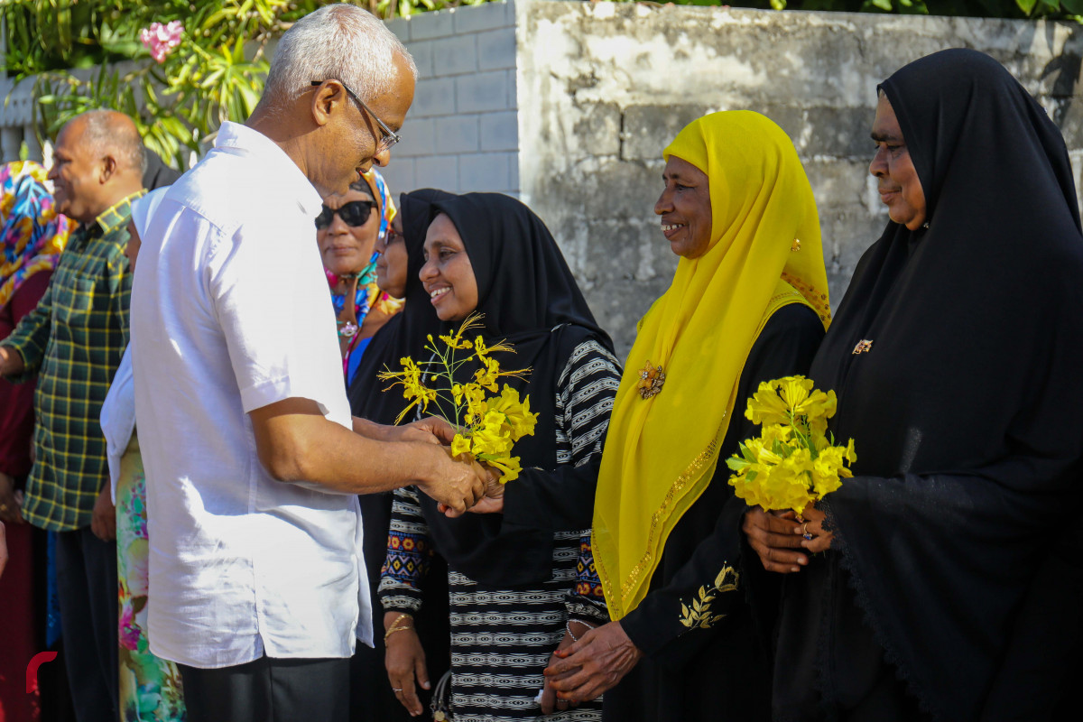 އައްޑޫ ސިޓީ މަރަދޫގައި ހުންނަ އެމްޑީޕީ ހަރުގަ ހުޅުވުމުގެ ރަސްމިއްޔާތަށް ގުޅިފައިވާ ސިޔާސީ ޕާޓީތަކުގެ ރިޔާސީ ކެންޑިޑޭޓް އިބްރާހިމް މުހައްމަދު ސޯލިހު (އިބޫ) އަދި އެމަނިކުފާނުގެ ރަނިންގމޭޓް ފައިސަލް ނަސީމް ވަޑައިގަންނެވުމާއެކު އިބޫއަށް މަރުހަބާ ދަންނަވަނީ. އައްޑޫ ސިޓީ އަދި ފުވައްމުލަކަށް ގުޅިފައިވާ ސިޔާސީ ޕާޓީތަކުން ކުރެއްވި ދަތުރުގައި އިދިކޮޅު ކެންޑިޑޭޓަށް ބޮޑު ތާއިދެއް އޮތްކަން ވަނީ ފެނިގެންގޮސްފައި.