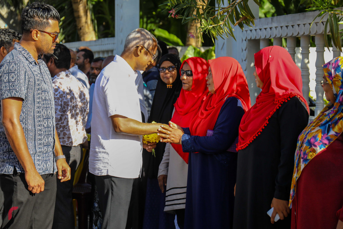 އައްޑޫ ސިޓީ މަރަދޫގައި ހުންނަ އެމްޑީޕީ ހަރުގަ ހުޅުވުމުގެ ރަސްމިއްޔާތަށް ގުޅިފައިވާ ސިޔާސީ ޕާޓީތަކުގެ ރިޔާސީ ކެންޑިޑޭޓް އިބްރާހިމް މުހައްމަދު ސޯލިހު (އިބޫ) އަދި އެމަނިކުފާނުގެ ރަނިންގމޭޓް ފައިސަލް ނަސީމް ވަޑައިގަންނެވުމާއެކު އިބޫއަށް މަރުހަބާ ދަންނަވަނީ. މިއީ ފަހުގެ ތާރީހެއްގައި މިނިވަންކަމާއެކު ސިޔާސީ ހަރަކާތެއް ހިންގުމަށް އިދިކޮޅު ފަރާތްތަކަށް ލިބުނު ފުރަތަމަ ފުރުސަތުކަން ގިނަ ބަޔަކު ފާހަގަކުރޭ.