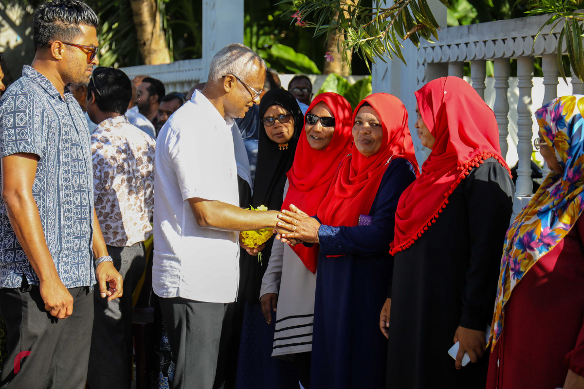 އައްޑޫ ސިޓީ މަރަދޫގައި ހުންނަ އެމްޑީޕީ ހަރުގަ ހުޅުވުމުގެ ރަސްމިއްޔާތަށް ގުޅިފައިވާ ސިޔާސީ ޕާޓީތަކުގެ ރިޔާސީ ކެންޑިޑޭޓް އިބްރާހިމް މުހައްމަދު ސޯލިހު (އިބޫ) އަދި އެމަނިކުފާނުގެ ރަނިންގމޭޓް ފައިސަލް ނަސީމް ވަޑައިގަންނެވުމާއެކު އިބޫއަށް މަރުހަބާ ދަންނަވަނީ. އައްޑޫ އަދި ފުވައްމުލަކަށް ކުރެއްވި މި ދަތުރުގައި މި ބޭފުޅުން ވަނީ ގިނަ އަދަދެއްގެ ރައްޔިތުންނާއި ބައްދަލުކުރައްވާފައި.