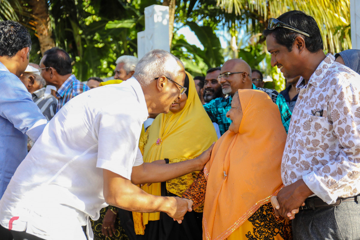 އައްޑޫ ސިޓީ މަރަދޫގައި ހުންނަ އެމްޑީޕީ ހަރުގަ ހުޅުވުމުގެ ރަސްމިއްޔާތަށް ގުޅިފައިވާ ސިޔާސީ ޕާޓީތަކުގެ ރިޔާސީ ކެންޑިޑޭޓް އިބްރާހިމް މުހައްމަދު ސޯލިހު (އިބޫ) އަދި އެމަނިކުފާނުގެ ރަނިންގމޭޓް ފައިސަލް ނަސީމް ވަޑައިގަންނެވުމާއެކު އިބޫއަށް މަރުހަބާ ދަންނަވަނީ. އިބޫ އަދި ފައިސަލްއަށް އައްޑޫ ސިޓީގެ ކޮންމެ ރަށަކުން ވެސް ވަނީ ވަރަށް ހޫނު މަރުހަބާއެއް ކިޔާފައި.