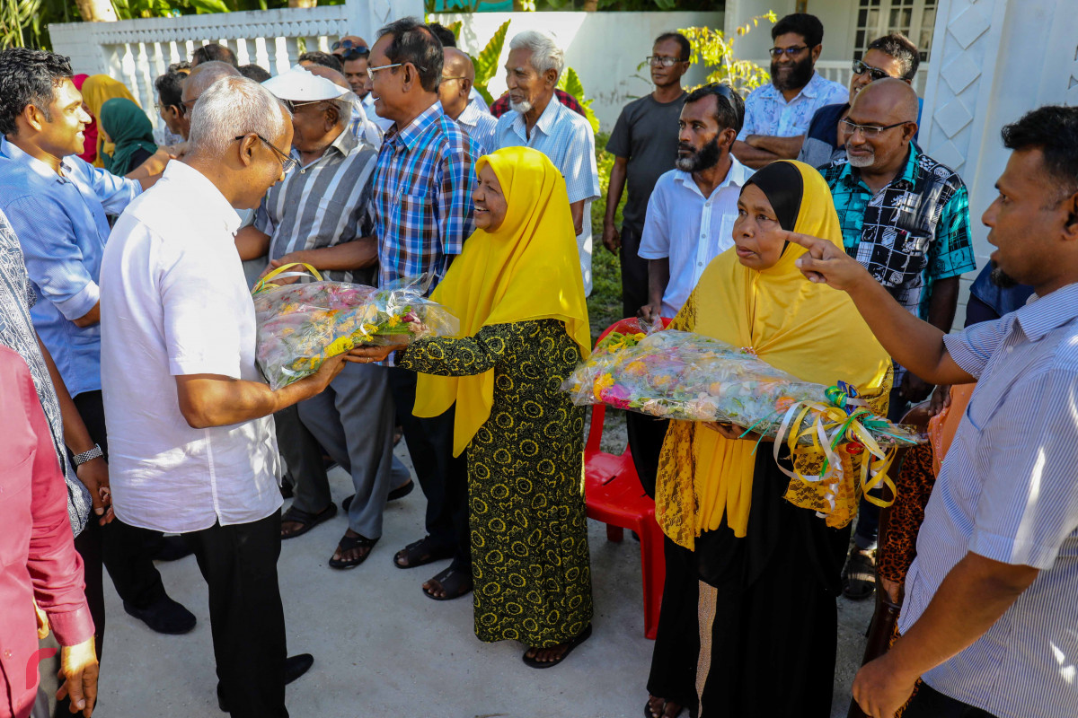 އައްޑޫ ސިޓީ މަރަދޫގައި ހުންނަ އެމްޑީޕީ ހަރުގަ ހުޅުވުމުގެ ރަސްމިއްޔާތަށް ގުޅިފައިވާ ސިޔާސީ ޕާޓީތަކުގެ ރިޔާސީ ކެންޑިޑޭޓް އިބްރާހިމް މުހައްމަދު ސޯލިހު (އިބޫ) އަދި އެމަނިކުފާނުގެ ރަނިންގމޭޓް ފައިސަލް ނަސީމް ވަޑައިގަންނަވަނީ. އައްޑޫ އަދި ފުވައްމުލަކަށް ކުރެއްވި މި ދަތުރުގައި މި ބޭފުޅުން ވަނީ ގިނަ އަދަދެއްގެ ރައްޔިތުންނާއި ބައްދަލުކުރައްވާފައި.