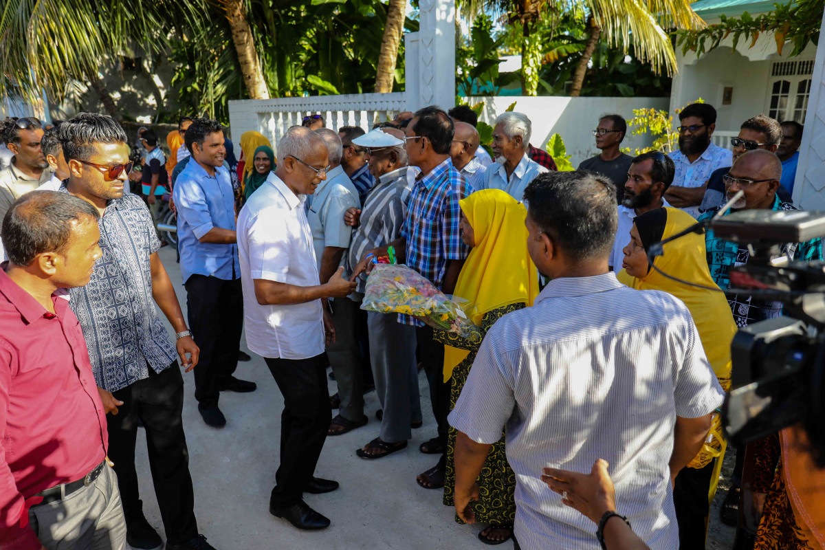 އައްޑޫ ސިޓީ މަރަދޫގައި ހުންނަ އެމްޑީޕީ ހަރުގަ ހުޅުވުމުގެ ރަސްމިއްޔާތަށް ގުޅިފައިވާ ސިޔާސީ ޕާޓީތަކުގެ ރިޔާސީ ކެންޑިޑޭޓް އިބްރާހިމް މުހައްމަދު ސޯލިހު (އިބޫ) އަދި އެމަނިކުފާނުގެ ރަނިންގމޭޓް ފައިސަލް ނަސީމް ވަޑައިގަންނަވަނީ. އައްޑޫ ސިޓީ އަދި ފުވައްމުލަކަށް ގުޅިފައިވާ ސިޔާސީ ޕާޓީތަކުން ކުރެއްވި ދަތުރުގައި އިދިކޮޅު ކެންޑިޑޭޓަށް ބޮޑު ތާއިދެއް އޮތްކަން ވަނީ ފެނިގެންގޮސްފައި.