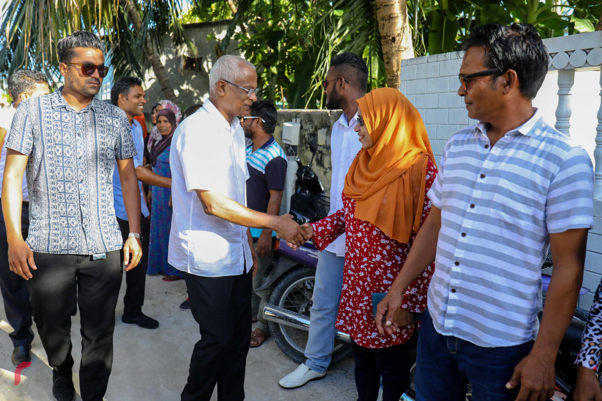 އައްޑޫ ސިޓީ މަރަދޫގައި ހުންނަ އެމްޑީޕީ ހަރުގަ ހުޅުވުމުގެ ރަސްމިއްޔާތަށް ގުޅިފައިވާ ސިޔާސީ ޕާޓީތަކުގެ ރިޔާސީ ކެންޑިޑޭޓް އިބްރާހިމް މުހައްމަދު ސޯލިހު (އިބޫ) އަދި އެމަނިކުފާނުގެ ރަނިންގމޭޓް ފައިސަލް ނަސީމް ވަޑައިގަންނަވަނީ. އައްޑޫ ސިޓީ އަދި ފުވައްމުލަކަށް ގުޅިފައިވާ ސިޔާސީ ޕާޓީތަކުން ކުރެއްވި ދަތުރުގައި އިދިކޮޅު ކެންޑިޑޭޓަށް ބޮޑު ތާއިދެއް އޮތްކަން ވަނީ ފެނިގެންގޮސްފައި.