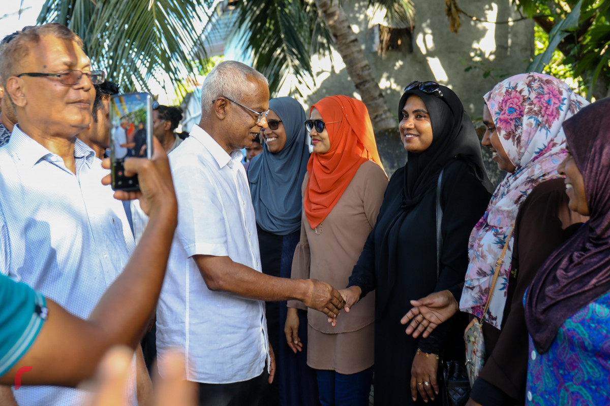 އައްޑޫ ސިޓީ މަރަދޫގައި ހުންނަ އެމްޑީޕީ ހަރުގަ ހުޅުވުމުގެ ރަސްމިއްޔާތަށް ގުޅިފައިވާ ސިޔާސީ ޕާޓީތަކުގެ ރިޔާސީ ކެންޑިޑޭޓް އިބްރާހިމް މުހައްމަދު ސޯލިހު (އިބޫ) އަދި އެމަނިކުފާނުގެ ރަނިންގމޭޓް ފައިސަލް ނަސީމް ވަޑައިގަންނަވަނީ. މިއީ ފަހުގެ ތާރީހެއްގައި މިނިވަންކަމާއެކު ސިޔާސީ ހަރަކާތެއް ހިންގުމަށް އިދިކޮޅު ފަރާތްތަކަށް ލިބުނު ފުރަތަމަ ފުރުސަތުކަން ގިނަ ބަޔަކު ފާހަގަކުރޭ.