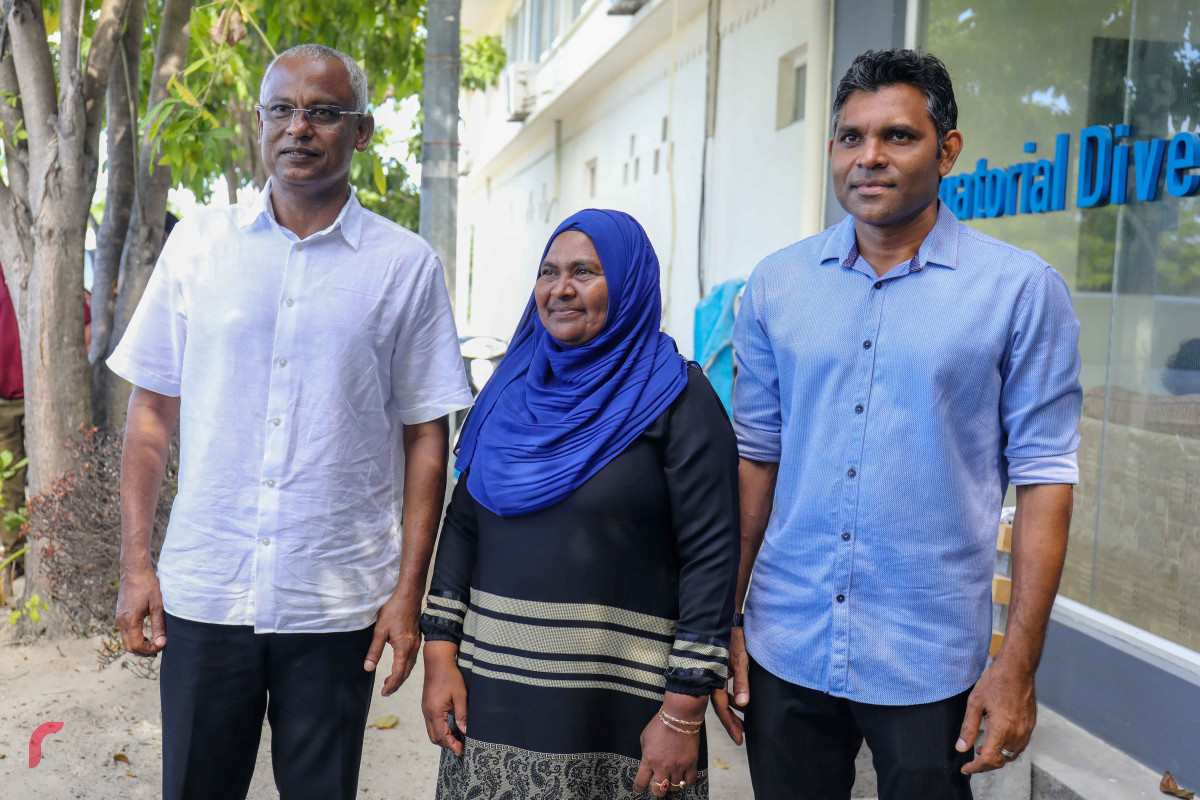 އައްޑޫ ސިޓީ މަރަދޫގައި ހުންނަ އެމްޑީޕީ ހަރުގަ ހުޅުވުމުގެ ރަސްމިއްޔާތަށްފަހު ގުޅިފައިވާ ސިޔާސީ ޕާޓީތަކުގެ ރިޔާސީ ކެންޑިޑޭޓް އިބްރާހިމް މުހައްމަދު ސޯލިހު (އިބޫ) އަދި އެމަނިކުފާނުގެ ރަނިންގމޭޓް ފައިސަލް ނަސީމް އައްޑޫގެ ރައްޔިތަކު ފޮޓޯއަކަށް ހުއްޓިގެން. އައްޑޫ ސިޓީ އަދި ފުވައްމުލަކަށް ގުޅިފައިވާ ސިޔާސީ ޕާޓީތަކުން ކުރެއްވި ދަތުރުގައި އިދިކޮޅު ކެންޑިޑޭޓަށް ބޮޑު ތާއިދެއް އޮތްކަން ވަނީ ފެނިގެންގޮސްފައި.