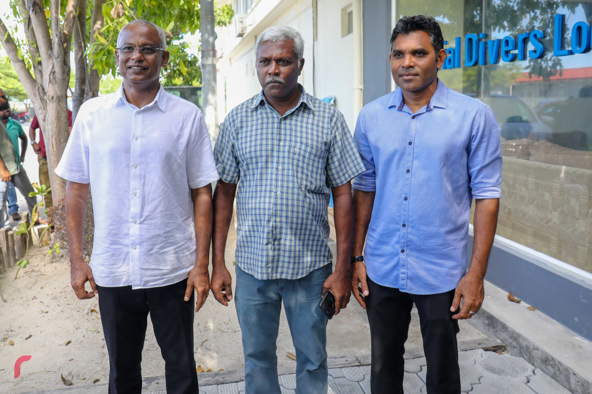 އައްޑޫ ސިޓީ މަރަދޫގައި ހުންނަ އެމްޑީޕީ ހަރުގަ ހުޅުވުމުގެ ރަސްމިއްޔާތަށްފަހު ގުޅިފައިވާ ސިޔާސީ ޕާޓީތަކުގެ ރިޔާސީ ކެންޑިޑޭޓް އިބްރާހިމް މުހައްމަދު ސޯލިހު (އިބޫ) އަދި އެމަނިކުފާނުގެ ރަނިންގމޭޓް ފައިސަލް ނަސީމް އައްޑޫގެ ރައްޔިތަކު ފޮޓޯއަކަށް ހުއްޓިގެން. އައްޑޫ އަދި ފުވައްމުލަކަށް ކުރެއްވި މި ދަތުރުގައި މި ބޭފުޅުން ވަނީ ގިނަ އަދަދެއްގެ ރައްޔިތުންނާއި ބައްދަލުކުރައްވާފައި.