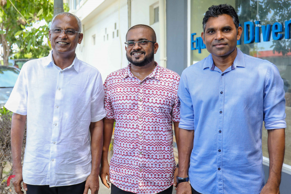 އައްޑޫ ސިޓީ މަރަދޫގައި ހުންނަ އެމްޑީޕީ ހަރުގަ ހުޅުވުމުގެ ރަސްމިއްޔާތަށްފަހު ގުޅިފައިވާ ސިޔާސީ ޕާޓީތަކުގެ ރިޔާސީ ކެންޑިޑޭޓް އިބްރާހިމް މުހައްމަދު ސޯލިހު (އިބޫ) އަދި އެމަނިކުފާނުގެ ރަނިންގމޭޓް ފައިސަލް ނަސީމް އައްޑޫގެ ރައްޔިތަކު ފޮޓޯއަކަށް ހުއްޓިގެން. އައްޑޫ އަދި ފުވައްމުލަކަށް ކުރެއްވި މި ދަތުރުގައި މި ބޭފުޅުން ވަނީ ގިނަ އަދަދެއްގެ ރައްޔިތުންނާއި ބައްދަލުކުރައްވާފައި.