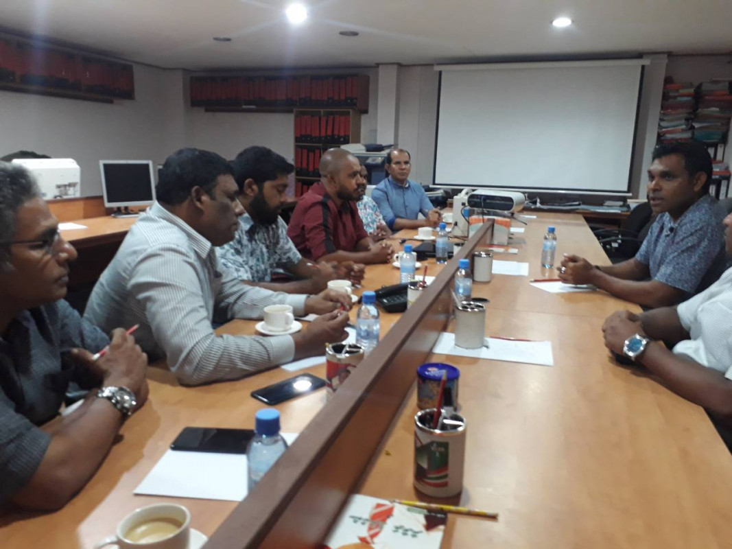 ކޯލިޝަންގެ ރަނިންގ މޭޓް ފައިސަލް ނަސީމް މެމްބަރުންނާއި ބައްދަލުކުރައްވަނީ