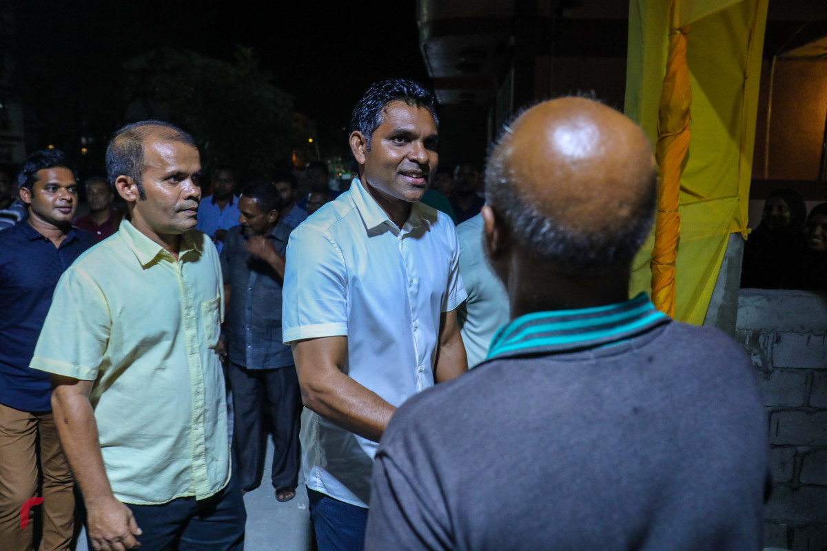 ޖުލައި 20، 2018: ޖަޒީރާ ރީރަޖިސްޓްރޭޝަން ޖަގަހަ ހުޅުމާލޭގައި ހުޅުވުމަށް ކުރިއަށް ގެންދިޔަ ރަސްމިއްޔާތުގައި އިއްތިހާދުގެ ރަނިންގް މޭޓް ފައިސަލް ނަސީމް ބައިވެރިވެ ވަޑައިގަންނަވަނީ، މި ހަރަކާތުގައި އެމްޑީޕީގެ އިސް ފަރާތްތަކުން ވަނީ ބައިވެރިވެ ވަޑައިގެންފައި