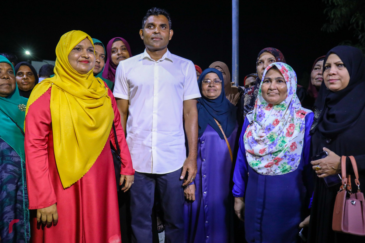 ޖުލައި 20، 2018: ޖަޒީރާ ރީރަޖިސްޓްރޭޝަން ޖަގަހަ ހުޅުމާލޭގައި ހުޅުވުމަށް ކުރިއަށް ގެންދިޔަ ރަސްމިއްޔާތުގައި އިއްތިހާދުގެ ރަނިންގް މޭޓް ފައިސަލް ނަސީމް ސަޕޯޓަރަކާ އެކު ފޮޓޯއަކަށް ހުއްޓިވަޑައިގެން