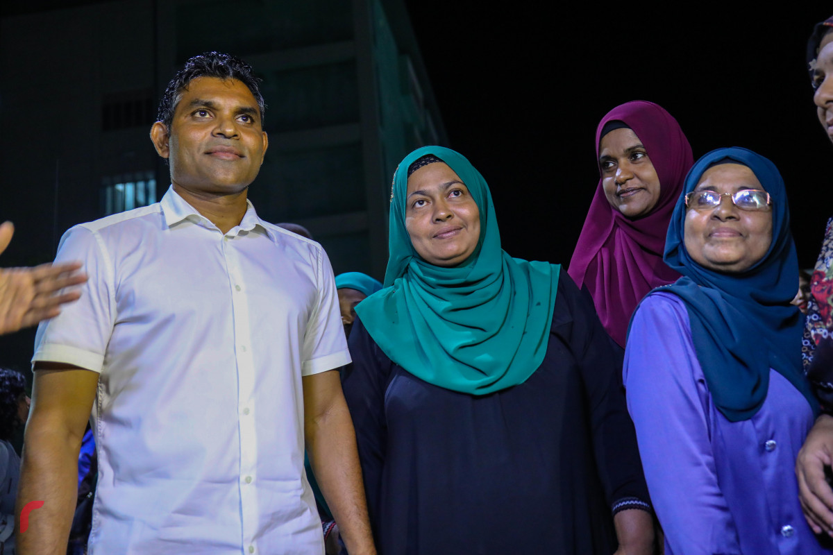 ޖުލައި 20، 2018: ޖަޒީރާ ރީރަޖިސްޓްރޭޝަން ޖަގަހަ ހުޅުމާލޭގައި ހުޅުވުމަށް ކުރިއަށް ގެންދިޔަ ރަސްމިއްޔާތުގައި އިއްތިހާދުގެ ރަނިންގް މޭޓް ފައިސަލް ނަސީމް ސަޕޯޓަރަކާ އެކު ފޮޓޯއަކަށް ހުއްޓިވަޑައިގެން