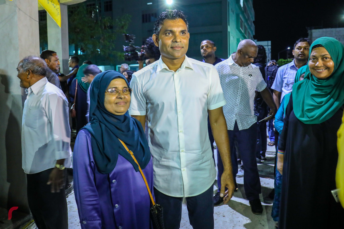 ޖުލައި 20، 2018: ޖަޒީރާ ރީރަޖިސްޓްރޭޝަން ޖަގަހަ ހުޅުމާލޭގައި ހުޅުވުމަށް ކުރިއަށް ގެންދިޔަ ރަސްމިއްޔާތުގައި އިއްތިހާދުގެ ރަނިންގް މޭޓް ފައިސަލް ނަސީމް ސަޕޯޓަރަކާ އެކު ފޮޓޯއަކަށް ހުއްޓިވަޑައިގެން