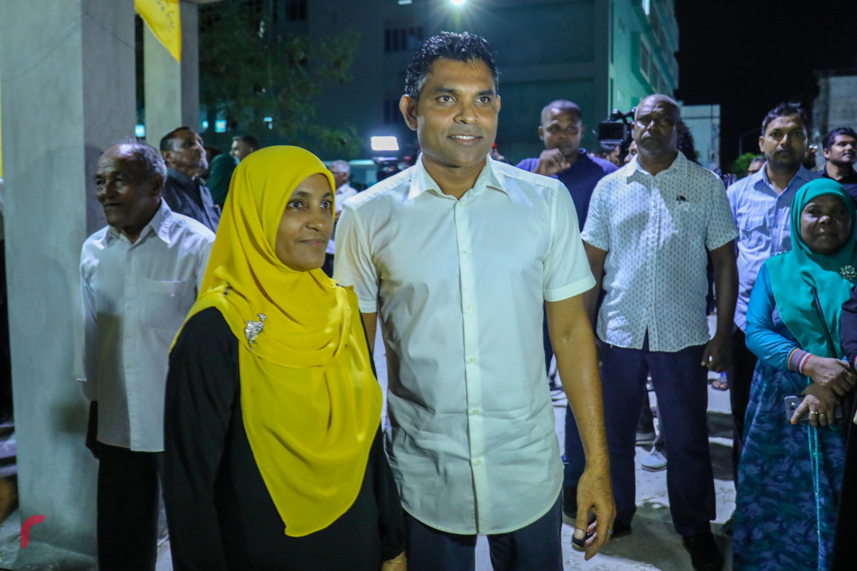 ޖުލައި 20، 2018: ޖަޒީރާ ރީރަޖިސްޓްރޭޝަން ޖަގަހަ ހުޅުމާލޭގައި ހުޅުވުމަށް ކުރިއަށް ގެންދިޔަ ރަސްމިއްޔާތުގައި އިއްތިހާދުގެ ރަނިންގް މޭޓް ފައިސަލް ނަސީމް ސަޕޯޓަރަކާ އެކު ފޮޓޯއަކަށް ހުއްޓިވަޑައިގެން