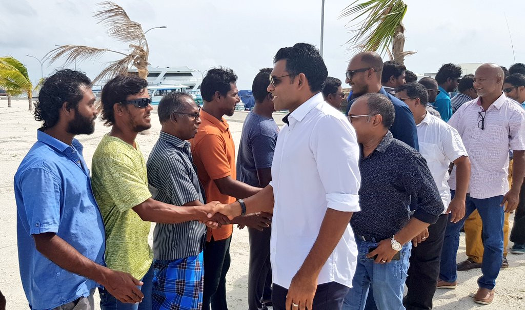 ޖުލައި 20، 2018: ގުޅިފައިވާ އިއްތިހާދުގެ ރަނިން މޭޓް ކާށިދޫ އަދި ގާފަރަށް ކުރެއްވި ކެމްޕެއިން ދަތުރުފުޅުގައި ފައިސަލް ނަސީމް އަދި އެމްޑީޕީގެ އިސްވެރިން ގާފަރަށް ވަޑައިގަތުމުން ގާފަރުގެ ރައްޔިތުން މަރުހަބާ ދަންނަވަނީ، މި ދަތުރުފުޅުފައި ގިނަ އެމްޑީޕީ އަދި ޖުމްހޫރީ ޕާޓީގެ ގިނަ އަދަދެއްގެ އިސްފަރާތްތަކުން ވަނީ ބައިވެރިވެ ވަޑައިގެންފައި