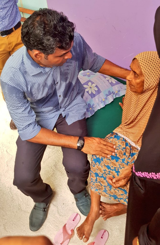 ޖުލައި 20، 2018: ގުޅިފައިވާ އިއްތިހާދުގެ ރަނިންގް މޭޓް ކާށިދޫ އަދި ގާފަރަށް ކުރެއްވި ކެމްޕެއިން ދަތުރުފުޅުގައި ކާށިދޫގެ ރައްޔިތުންނާއި ބައްދަލުކުރަށްވައި ހާލު އޮޅުންފޮލުވަނީ، މި ދަތުރުފުޅުފައި ގިނަ އެމްޑީޕީ އަދި ޖުމްހޫރީ ޕާޓީގެ ގިނަ އަދަދެއްގެ އިސްފަރާތްތަކުން ވަނީ ބައިވެރިވެ ވަޑައިގެންފައި