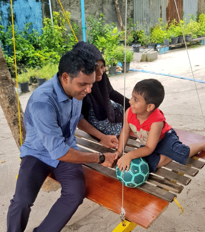 ޖުލައި 20، 2018: ގުޅިފައިވާ އިއްތިހާދުގެ ރަނިންގް މޭޓް ކާށިދޫ އަދި ގާފަރަށް ކުރެއްވި ކެމްޕެއިން ދަތުރުފުޅުގައި ކާށިދޫގެ ރައްޔިތުންނާއި ބައްދަލުކުރަށްވައި ހާލު އޮޅުންފޮލުވަނީ، މި ދަތުރުފުޅުފައި ގިނަ އެމްޑީޕީ އަދި ޖުމްހޫރީ ޕާޓީގެ ގިނަ އަދަދެއްގެ އިސްފަރާތްތަކުން ވަނީ ބައިވެރިވެ ވަޑައިގެންފައި