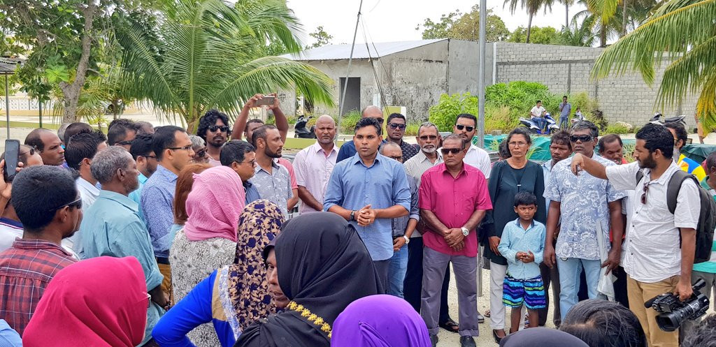 ޖުލައި 20، 2018: ގުޅިފައިވާ އިއްތިހާދުގެ ރަނިންގް މޭޓް ކާށިދޫ އަދި ގާފަރަށް ކުރެއްވި ކެމްޕެއިން ދަތުރުފުޅުގައި ކާށިދޫގެ ރައްޔިތުންނާއި ބައްދަލުކުރަށްވައި ރައްޔިރުންނާއި މުހާތަބު ކުރަށްވަނީ، މި ދަތުރުފުޅުފައި ގިނަ އެމްޑީޕީ އަދި ޖުމްހޫރީ ޕާޓީގެ ގިނަ އަދަދެއްގެ އިސްފަރާތްތަކުން ވަނީ ބައިވެރިވެ ވަޑައިގެންފައި
