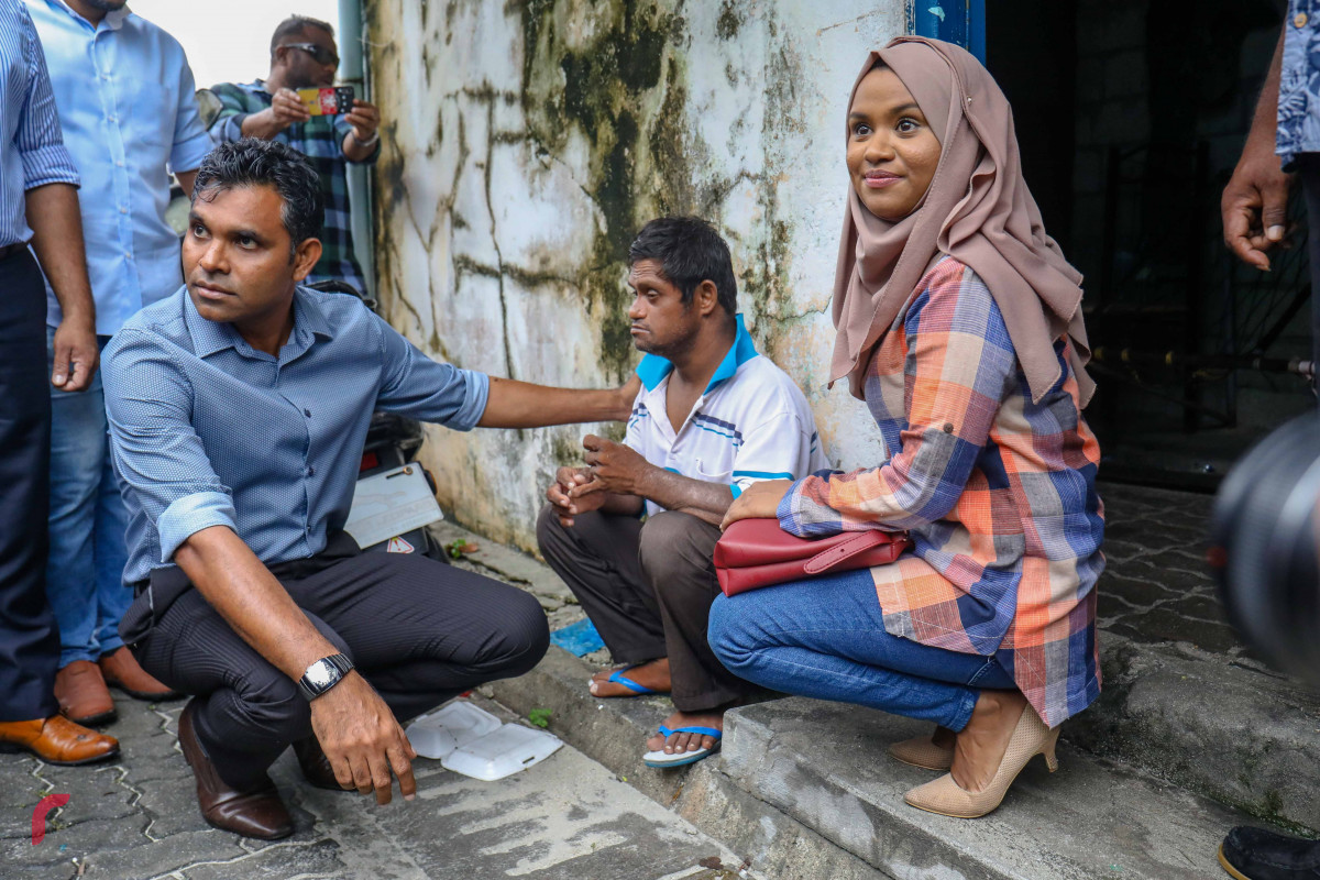 ޖުލައި 22، 2018 : ގުޅިފައިވާ އިއްތިހާރުގެ ރަނިންގ މޭޓް ފައިސަލް ނަސީމް ވިލިމާލޭގައި ކުރިއަށްގެންދިޔަ ދޮރުން ދޮރަށް ހިންގެވުމުގެ ހަރަކާތުގެ ތެރެއިން، މި ހަރަކާރުގައި ގިނަ އަދަދެއްގެ ގެތަކަށް ޒިޔާރަތްކުރަށްވާ ވިލިމާލެ ރައްޔިތުންގެ ހާލާއި ދަތިތައް ވަނީ އޮޅުންފިލުވާފައި -- ފޮޓޯ: މުހައްމަދު ޝަރުހާން