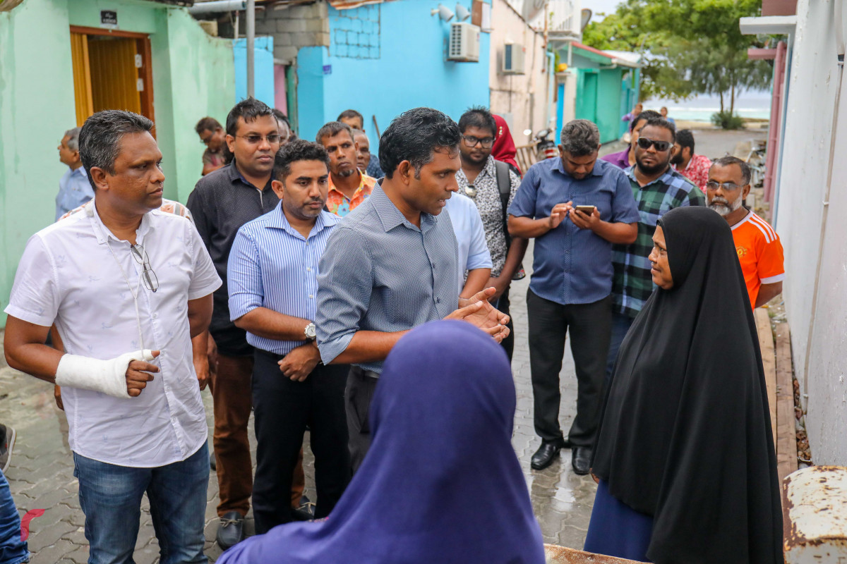 ޖުލައި 22، 2018 : ގުޅިފައިވާ އިއްތިހާރުގެ ރަނިންގ މޭޓް ފައިސަލް ނަސީމް ވިލިމާލޭގައި ކުރިއަށްގެންދިޔަ ދޮރުން ދޮރަށް ހިންގެވުމުގެ ހަރަކާތުގެ ތެރެއިން، މި ހަރަކާރުގައި ގިނަ އަދަދެއްގެ ގެތަކަށް ޒިޔާރަތްކުރަށްވާ ވިލިމާލެ ރައްޔިތުންގެ ހާލާއި ދަތިތައް ވަނީ އޮޅުންފިލުވާފައި -- ފޮޓޯ: މުހައްމަދު ޝަރުހާން
