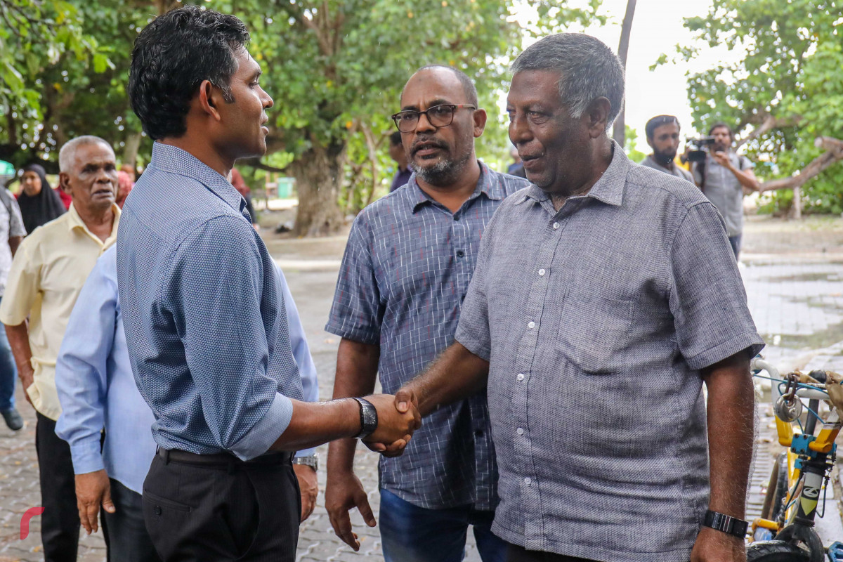 ޖުލައި 22، 2018 : ގުޅިފައިވާ އިއްތިހާރުގެ ރަނިންގ މޭޓް ފައިސަލް ނަސީމް ވިލިމާލޭގައި ކުރިއަށްގެންދިޔަ ދޮރުން ދޮރަށް ހިންގެވުމުގެ ހަރަކާތުގެ ތެރެއިން، މި ހަރަކާރުގައި ގިނަ އަދަދެއްގެ ގެތަކަށް ޒިޔާރަތްކުރަށްވާ ވިލިމާލެ ރައްޔިތުންގެ ހާލާއި ދަތިތައް ވަނީ އޮޅުންފިލުވާފައި -- ފޮޓޯ: މުހައްމަދު ޝަރުހާން