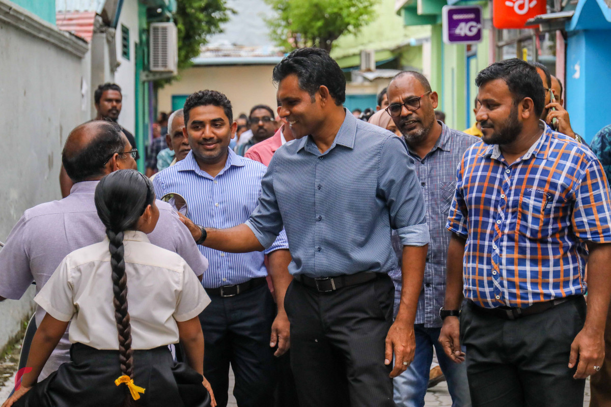ޖުލައި 22، 2018 : ގުޅިފައިވާ އިއްތިހާރުގެ ރަނިންގ މޭޓް ފައިސަލް ނަސީމް ވިލިމާލޭގައި ކުރިއަށްގެންދިޔަ ދޮރުން ދޮރަށް ހިންގެވުމުގެ ހަރަކާތުގެ ތެރެއިން، މި ހަރަކާރުގައި ގިނަ އަދަދެއްގެ ގެތަކަށް ޒިޔާރަތްކުރަށްވާ ވިލިމާލެ ރައްޔިތުންގެ ހާލާއި ދަތިތައް ވަނީ އޮޅުންފިލުވާފައި -- ފޮޓޯ: މުހައްމަދު ޝަރުހާން