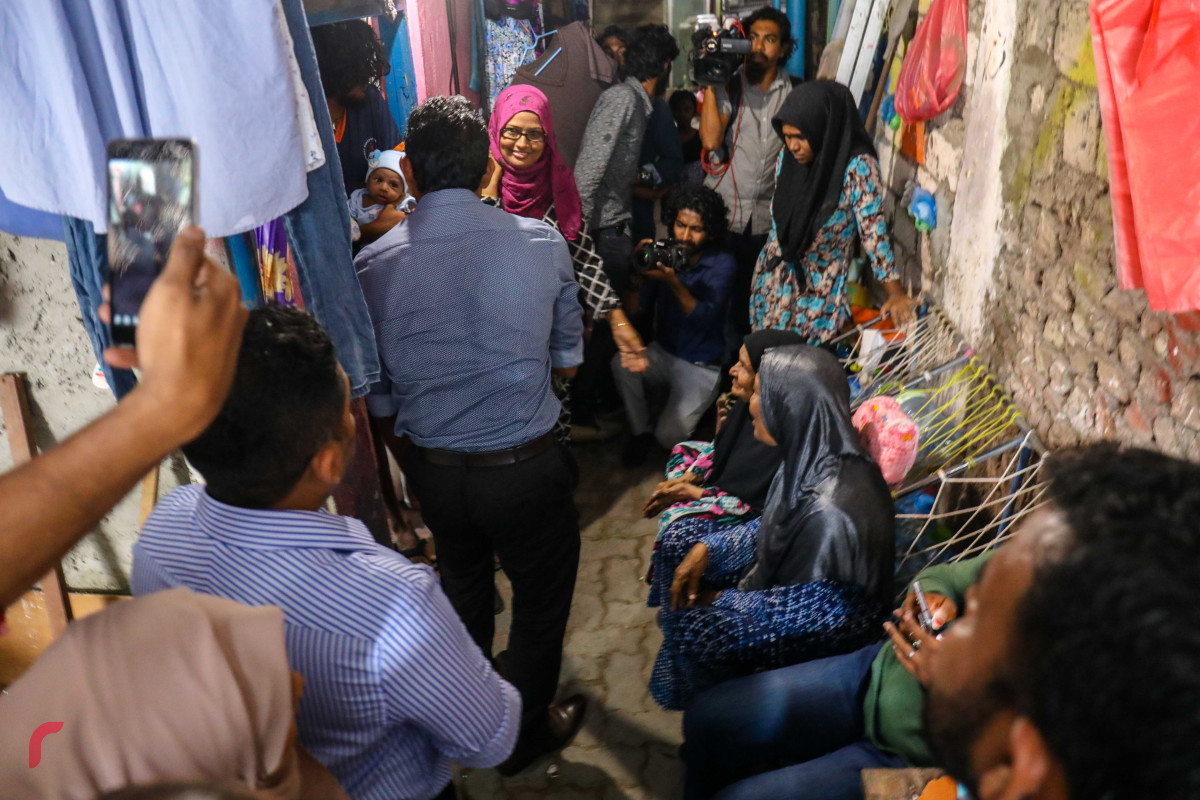 ޖުލައި 22، 2018 : ގުޅިފައިވާ އިއްތިހާރުގެ ރަނިންގ މޭޓް ފައިސަލް ނަސީމް ވިލިމާލޭގައި ކުރިއަށްގެންދިޔަ ދޮރުން ދޮރަށް ހިންގެވުމުގެ ހަރަކާތުގެ ތެރެއިން، މި ހަރަކާރުގައި ގިނަ އަދަދެއްގެ ގެތަކަށް ޒިޔާރަތްކުރަށްވާ ވިލިމާލެ ރައްޔިތުންގެ ހާލާއި ދަތިތައް ވަނީ އޮޅުންފިލުވާފައި -- ފޮޓޯ: މުހައްމަދު ޝަރުހާން