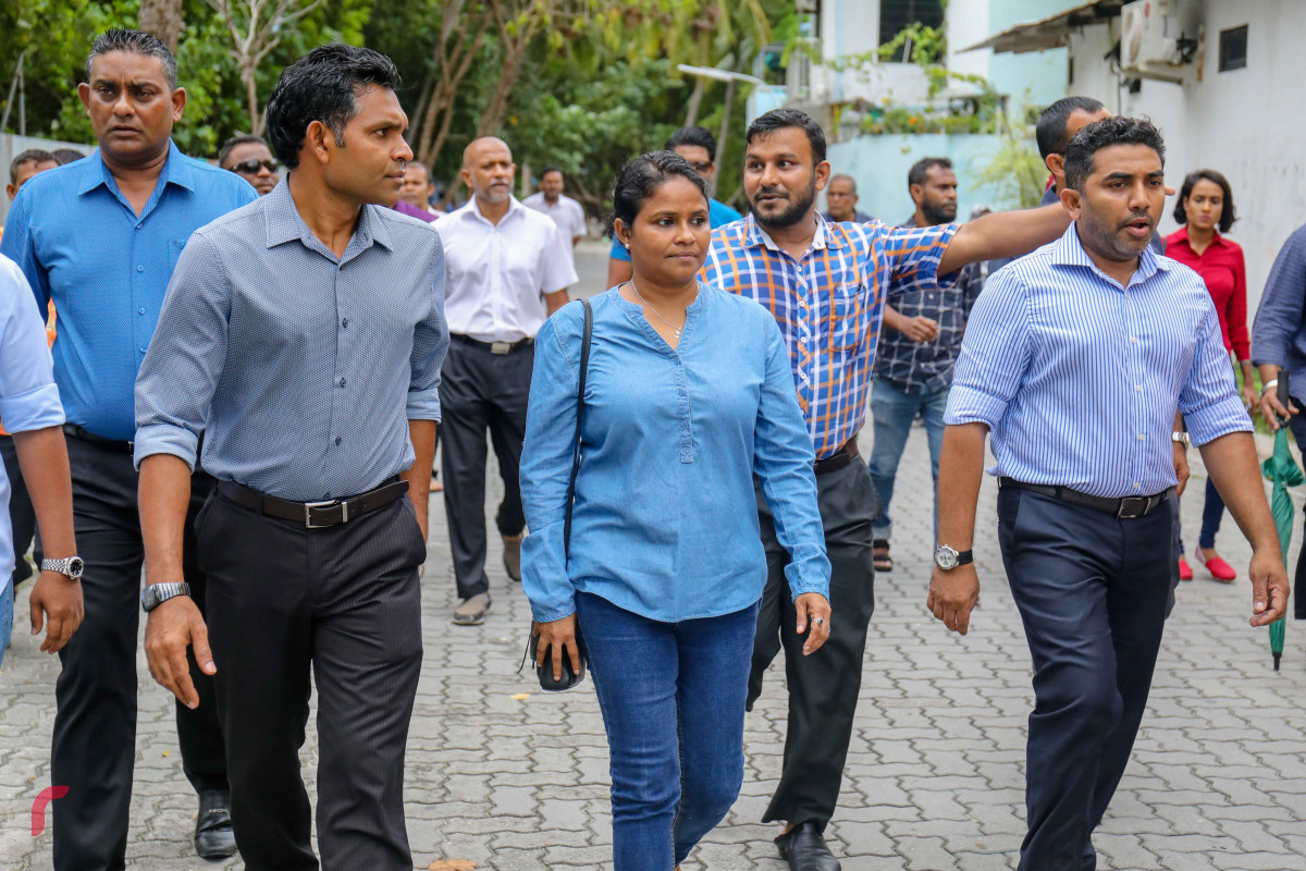 ޖުލައި 22، 2018 : ގުޅިފައިވާ އިއްތިހާރުގެ ރަނިންގ މޭޓް ފައިސަލް ނަސީމް ވިލިމާލޭގައި ކުރިއަށްގެންދިޔަ ދޮރުން ދޮރަށް ހިންގެވުމުގެ ހަރަކާތުގެ ތެރެއިން، މި ހަރަކާރުގައި ގިނަ އަދަދެއްގެ ގެތަކަށް ޒިޔާރަތްކުރަށްވާ ވިލިމާލެ ރައްޔިތުންގެ ހާލާއި ދަތިތައް ވަނީ އޮޅުންފިލުވާފައި -- ފޮޓޯ: މުހައްމަދު ޝަރުހާން
