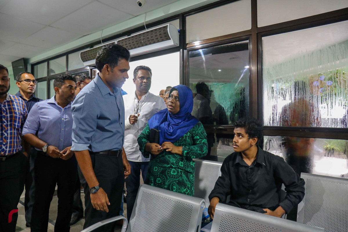 ޖުލައި 22، 2018 : ގުޅިފައިވާ އިއްތިހާރުގެ ރަނިންގ މޭޓް ފައިސަލް ނަސީމް ވިލިމާލޭގައި ކުރިއަށްގެންދިޔަ ދޮރުން ދޮރަށް ހިންގެވުމުގެ ހަރަކާތުގެ ތެރެއިން، މި ހަރަކާރުގައި ގިނަ އަދަދެއްގެ ގެތަކަށް ޒިޔާރަތްކުރަށްވާ ވިލިމާލެ ރައްޔިތުންގެ ހާލާއި ދަތިތައް ވަނީ އޮޅުންފިލުވާފައި -- ފޮޓޯ: މުހައްމަދު ޝަރުހާން