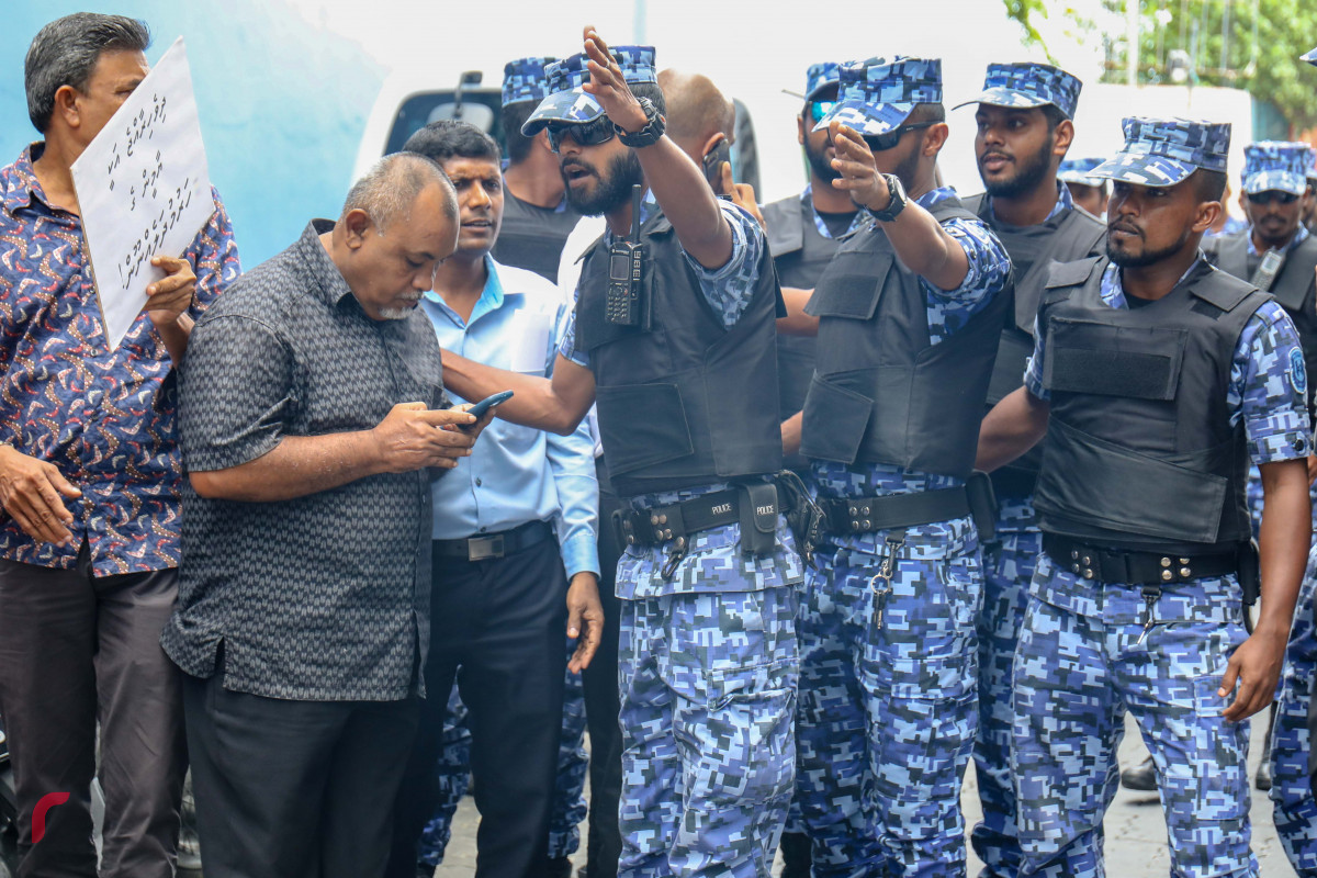 ޖުލައި 23، 2018: އިލެކްޝަންސް ކޮމިޝަނުގެ ރައީސް އަހުމަދު ޝަރީފު އިސްތިއުފާދިނުމަށާއި މިނިވަން އިންސާފުވެރި އިންތިހާބެއް ބޭއްވުމަށް ގޮވާލައި އިލެކްޝަންސް ކޮމިޝަނުގެ އޮފީސް ހުރި ސަރަހައްދުގައި ގުޅިފައިވާ އިއްތިހާދުގެ މެމްބަރުން ކުރި މުޒާހަރާ ރޫޅާލުމަށް ފުލުހުން ހަރަކާތްތެރިވަނީ، މި އެއްވުމުގައި މިނިވަން އިންތިހާބަކަށް ގޮވާލައި ޝުއޫރު ފާޅުކޮށްފައިވާ ބޯޑު ފަދަ ތަކެތި ވަނީ ބޭނުންކޮށްފައި-- ފޮޓޯ: މުހައްމަދު ޝަރުހާން / ރާއްޖެ އެމްވީ