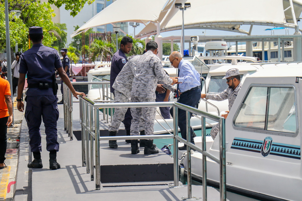 ކަރެކްޝަނަލް ސަރވިސަސްއިން ރައީސް މައުމޫން މާލެއަށް ގެންނަނީ