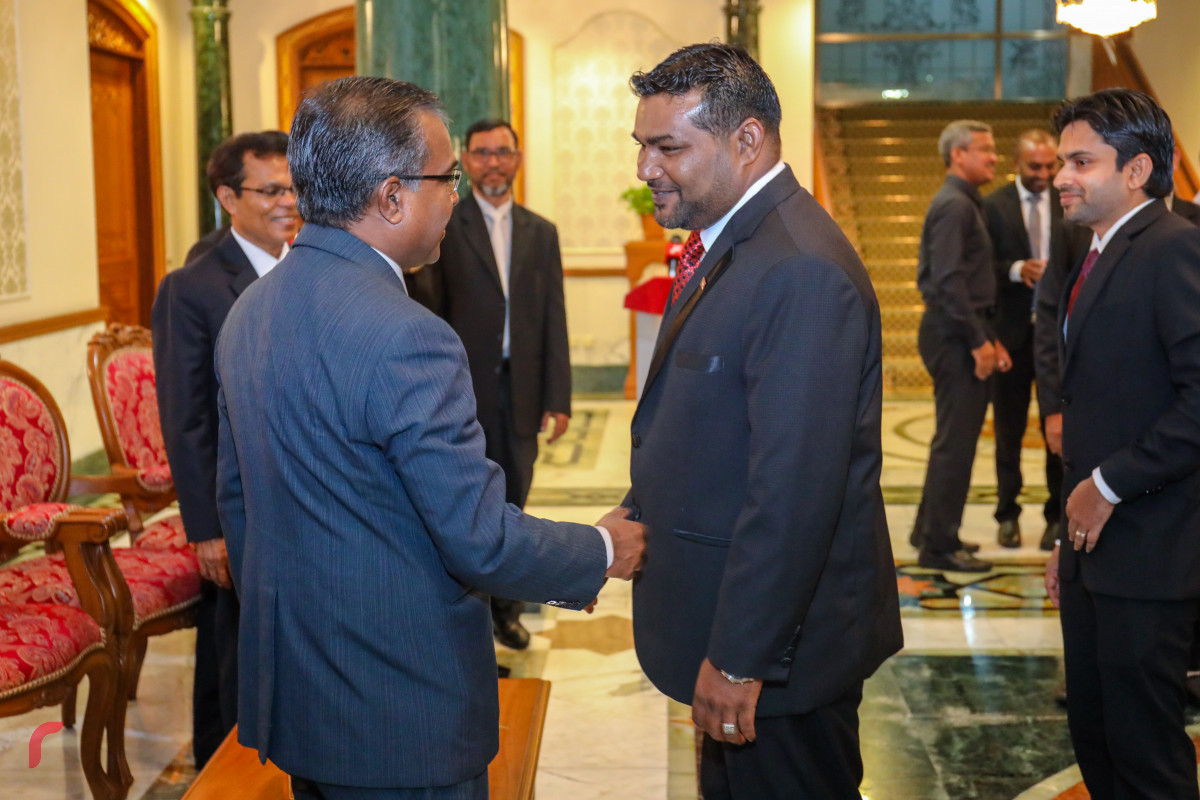 ޖުލައި 24، 2018: ހައިކޯޓުގެ ފަނޑިޔާރުކަމަށް އަލަށް އައްޔަން ކުރެއްވި ފައިސަލް (ކ) އުއްތަމަފަނޑިޔާރު ޑރ. އަޙްމަދު ޢަބްދުﷲ ދީދީއާއި ސަލާމް ކުރައްވަނީ