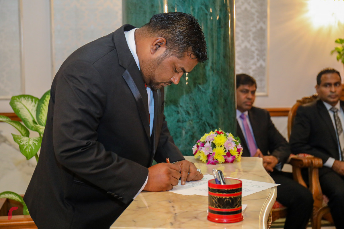 ޖުލައި 24، 2018: ހައިކޯޓުގެ ފަނޑިޔާރުންގެ އިޤްރާރުގައި ފައިސަލް ސޮއެކުރައްވަނީ