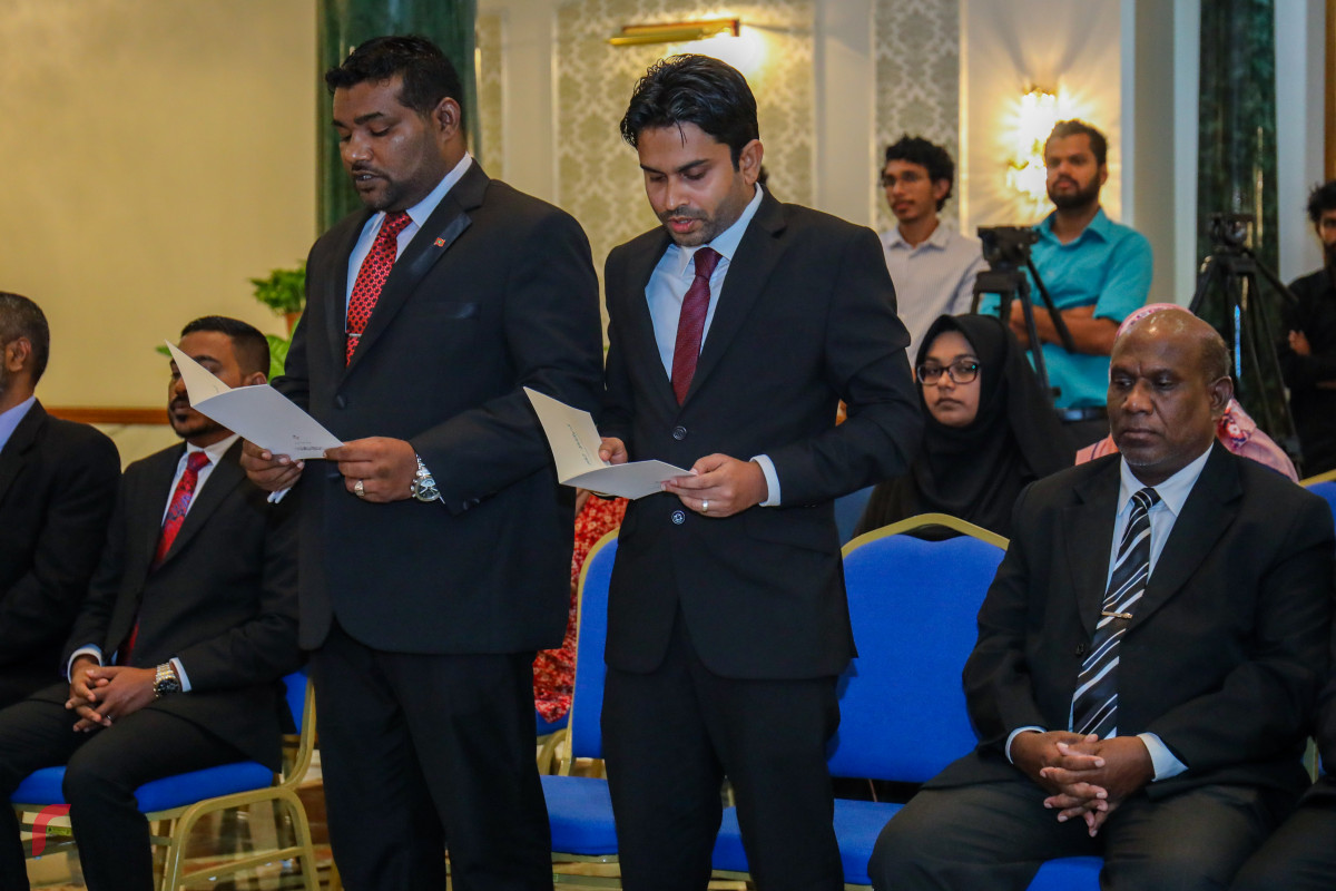 ޖުލައި 24، 2018: ހައިކޯޓުގެ ފަނޑިޔާރުންގެ ގޮތުގައި ފައިސަލް (ވ) އާއި ޝަހީދު (ވ-2) ހުވައި ކުރައްވަނީ