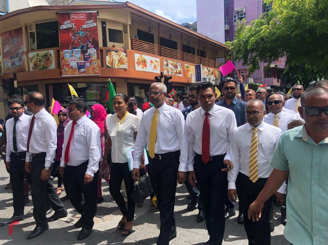 ޖުލައި 27، 2018: ގުޅިފައިވާ އިއްތިހާދުގެ ރިޔާސީ ކެންޑިޑޭޓް އިބްރާހިމް މުހައްމަދު ސޯލިހް (އިބޫ) ރިޔާސީ އިންތިހާބުގައި ވާދަކުރެއްވުމަށް އިލެކްޝަންސް ކޮމިޝަނަށް ފޯމް ހުށަހެޅުއްވުމަށް ކުރިޔަށް ގެންދިޔަ ހަރަކާތުގެ ތެރެއިން އިބޫ އަދި ރަނިންގމޭޓް ފައިސަލް ނަސީމް އިލެކްޝަންސް ކޮމިޝަނަށް ސަޕޯޓަރުންނާއެކު ހިންގަވާފައި ވަޑައިގަންނަވަނީ.