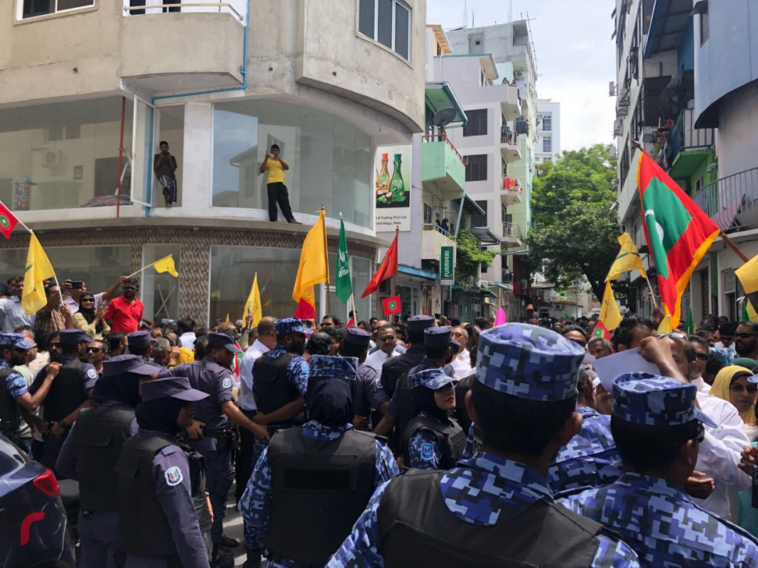 ޖުލައި 27، 2018: ގުޅިފައިވާ އިއްތިހާދުގެ ރިޔާސީ ކެންޑިޑޭޓް އިބްރާހިމް މުހައްމަދު ސޯލިހް (އިބޫ) ރިޔާސީ އިންތިހާބުގައި ވާދަކުރެއްވުމަށް އިލެކްޝަންސް ކޮމިޝަނަށް ފޯމް ހުށަހެޅުއްވުމަށް ކުރިޔަށް ގެންދިޔަ ހަރަކާތުގެ ތެރެއިން އިލެކްޝަންސް ކޮމިޝަން ކައިރިއަށް އިދިކޮޅު ފަރާތްތަކުން އެއްވެފައި.
