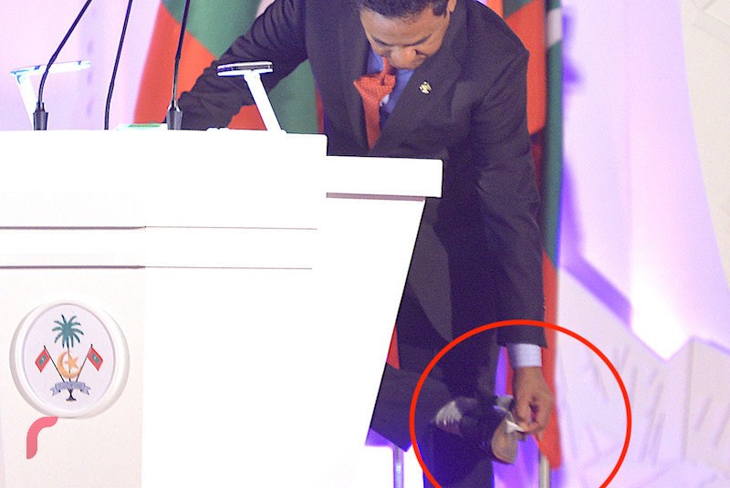 ބޫޓުގެ ދަށްފުށުގައި ހަރުލާފައި އިން ޗުއިންގަމްކޮޅެއް ނައްޓާލައްވަނީ: ހިތާބު ދެއްވީ ވަރަށް ބޮޑަށް ޖެހިލުންވެވަޑައިގެން ހުންނަވައިކަން ފާހަގަކުރެވޭ--