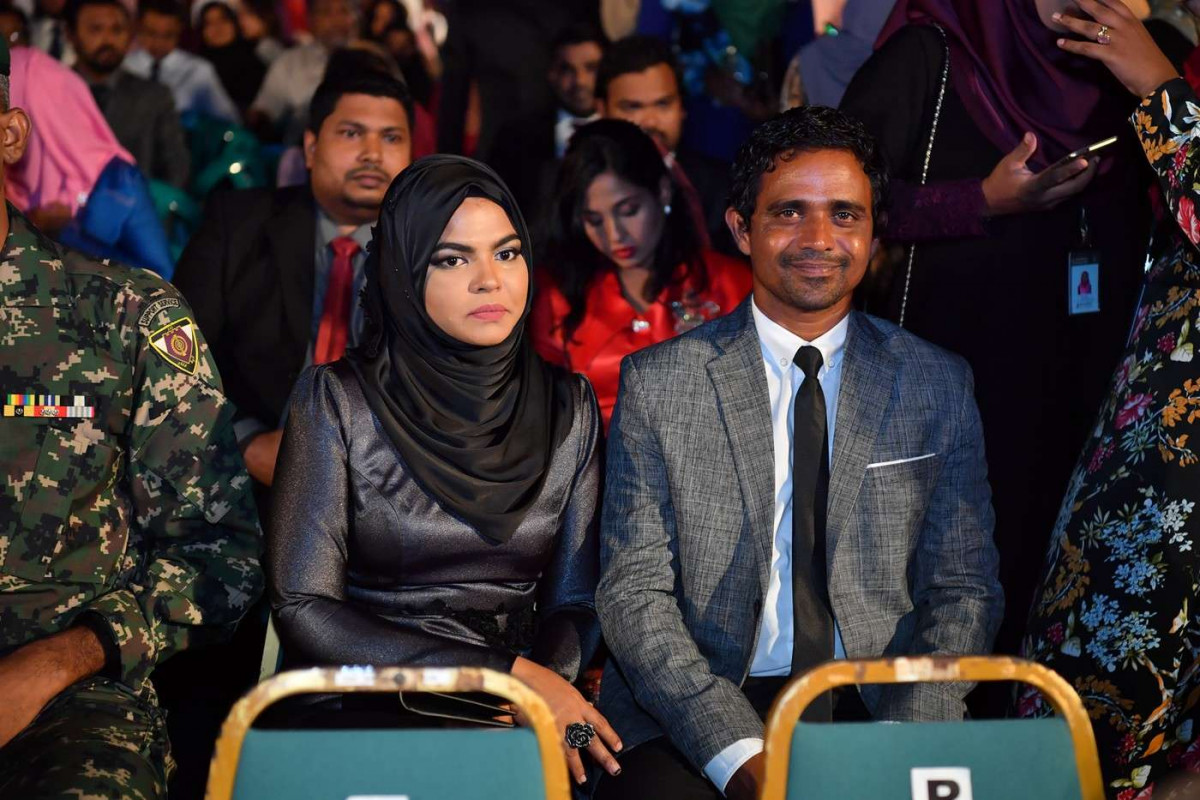 ޖުލައި 26، 2018: ރާއްޖޭގެ މިނިވަންކަމަށް 53 އަހަރު ފުރުން ފާހަގަކުރުމަށް ޖުމްހޫރީ މައިދާނުގައި ބޭއްވި ރަސްމިއްޔާތުގެ ތެރެއިން، ސަރުކާރުގެ ގިނަ އިސްވެރިން ބައިވެރިވި މި ހަފްލާފައި ޝަރަފްވެރިކަމުގެ ގައުމީ އިނާމް ފަސް ބޭފުޅަކަށް އަދި ހިތްވަރު ދިނުމުގެ ގައުމީ އިނާމް 15 ބޭފުޅަކަށް ރައީސް އަބްދުﷲ ޔާމީން އަބްދުލްގައްޔޫމް ވަނީ ދެއްވާފައި