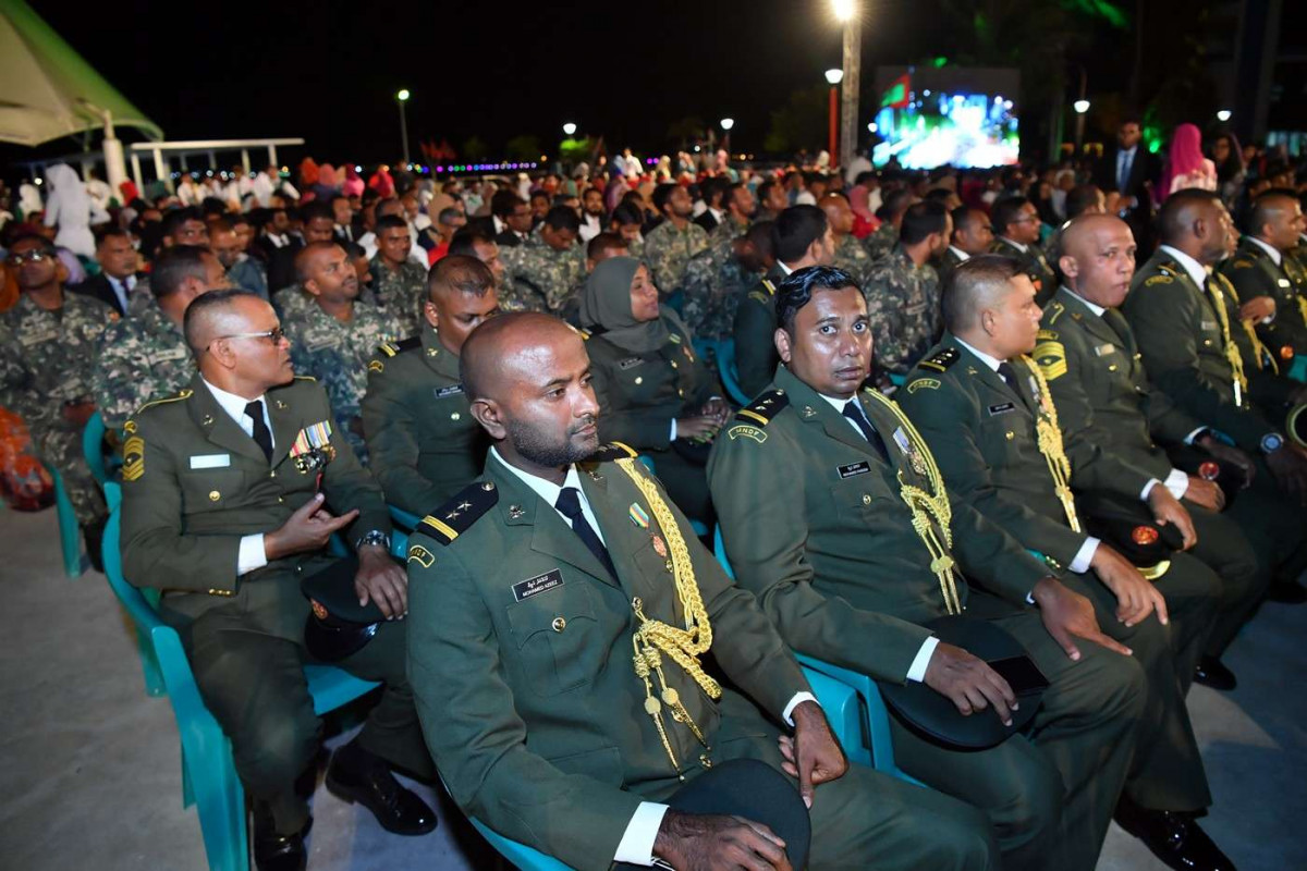 ޖުލައި 26، 2018: ރާއްޖޭގެ މިނިވަންކަމަށް 53 އަހަރު ފުރުން ފާހަގަކުރުމަށް ޖުމްހޫރީ މައިދާނުގައި ބޭއްވި ރަސްމިއްޔާތުގެ ތެރެއިން، ސަރުކާރުގެ ގިނަ އިސްވެރިން ބައިވެރިވި މި ހަފްލާފައި ޝަރަފްވެރިކަމުގެ ގައުމީ އިނާމް ފަސް ބޭފުޅަކަށް އަދި ހިތްވަރު ދިނުމުގެ ގައުމީ އިނާމް 15 ބޭފުޅަކަށް ރައީސް އަބްދުﷲ ޔާމީން އަބްދުލްގައްޔޫމް ވަނީ ދެއްވާފައި