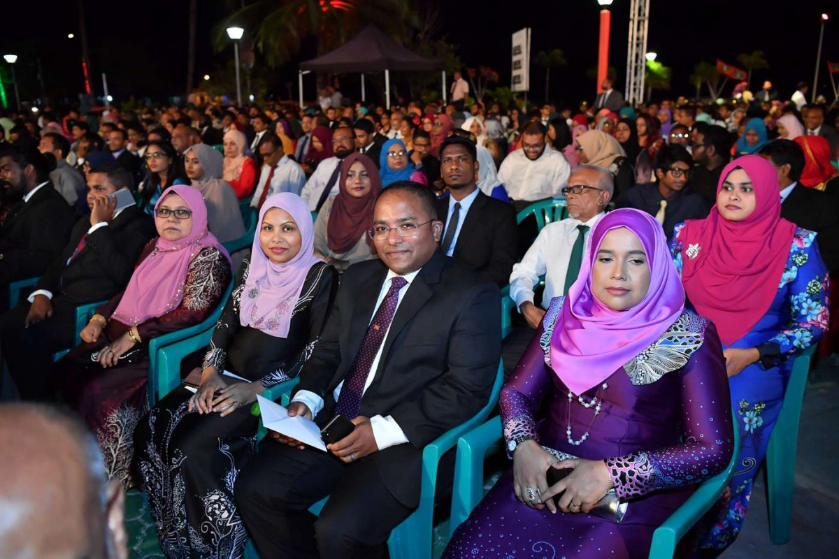 ޖުލައި 26، 2018: ރާއްޖޭގެ މިނިވަންކަމަށް 53 އަހަރު ފުރުން ފާހަގަކުރުމަށް ޖުމްހޫރީ މައިދާނުގައި ބޭއްވި ރަސްމިއްޔާތުގެ ތެރެއިން، ސަރުކާރުގެ ގިނަ އިސްވެރިން ބައިވެރިވި މި ހަފްލާފައި ޝަރަފްވެރިކަމުގެ ގައުމީ އިނާމް ފަސް ބޭފުޅަކަށް އަދި ހިތްވަރު ދިނުމުގެ ގައުމީ އިނާމް 15 ބޭފުޅަކަށް ރައީސް އަބްދުﷲ ޔާމީން އަބްދުލްގައްޔޫމް ވަނީ ދެއްވާފައި