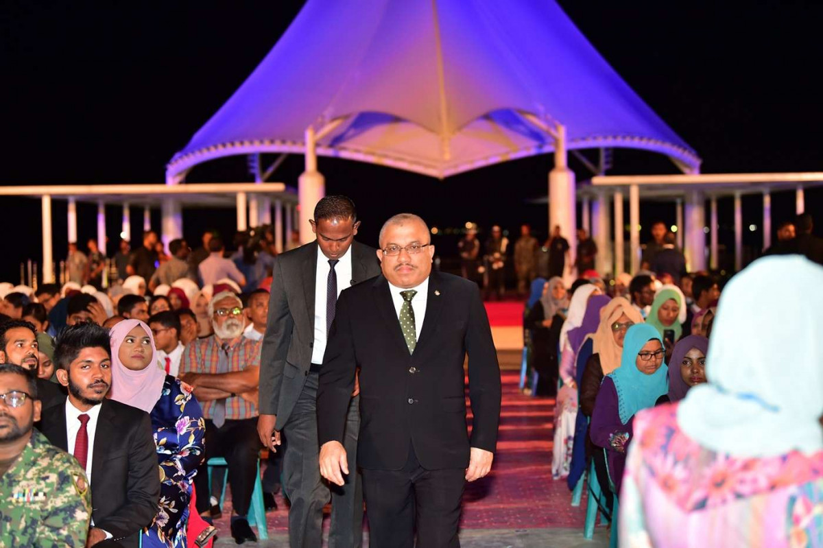 ޖުލައި 26، 2018: ރާއްޖޭގެ މިނިވަންކަމަށް 53 އަހަރު ފުރުން ފާހަގަކުރުމަށް ޖުމްހޫރީ މައިދާނުގައި ބޭއްވި ރަސްމިއްޔާތުގައި ބައިވެރިވެ ވަޑައިގެންނެވުމަށް ނައިބު ރައީސް އަބްދުﷲ ޖިހާދު ޖުމްހޫރީ މައިދާނަށް ވަޑައިގަންނަވަނީ