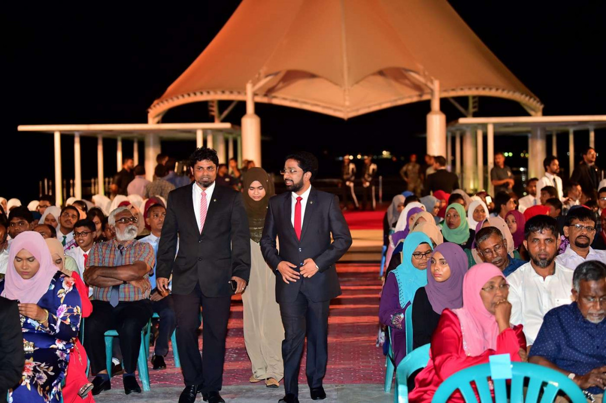 ޖުލައި 26، 2018: ރާއްޖޭގެ މިނިވަންކަމަށް 53 އަހަރު ފުރުން ފާހަގަކުރުމަށް ޖުމްހޫރީ މައިދާނުގައި ބޭއްވި ރަސްމިއްޔާތުގައި ބައިވެރިވެ ވަޑައިގެންނެވުމަށް ހޯމް މިނިސްޓަރު ޖުމްހޫރީ މައިދާނަށް ވަޑައިގަންނަވަނީ