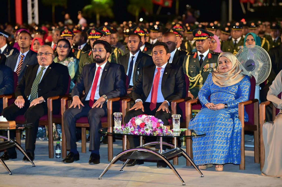 ޖުލައި 26، 2018: ރާއްޖޭގެ މިނިވަންކަމަށް 53 އަހަރު ފުރުން ފާހަގަކުރުމަށް ޖުމްހޫރީ މައިދާނުގައި ބޭއްވި ރަސްމިއްޔާތުގައި ސަރުކާރުގެ ބައެއް އިސްވެރިން ބައިވެރިވެ ވަޑައިގަންނަވަނީ، ސަރުކާރުގެ ގިނަ އިސްވެރިން ބައިވެރިވި މި ހަފްލާފައި ޝަރަފްވެރިކަމުގެ ގައުމީ އިނާމް ފަސް ބޭފުޅަކަށް އަދި ހިތްވަރު ދިނުމުގެ ގައުމީ އިނާމް 15 ބޭފުޅަކަށް ރައީސް އަބްދުﷲ ޔާމީން އަބްދުލްގައްޔޫމް ވަނީ ދެއްވާފައި