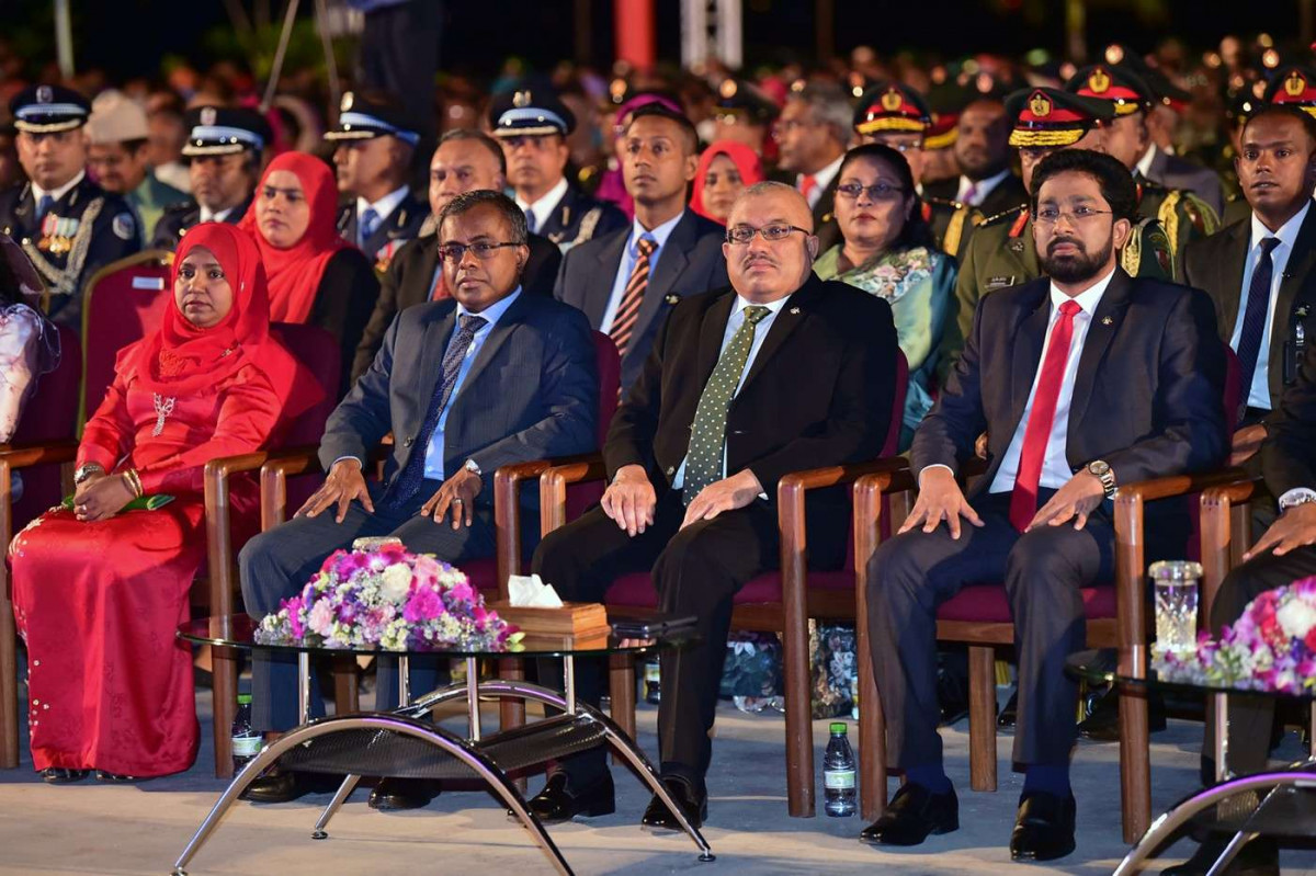 ޖުލައި 26، 2018: ރާއްޖޭގެ މިނިވަންކަމަށް 53 އަހަރު ފުރުން ފާހަގަކުރުމަށް ޖުމްހޫރީ މައިދާނުގައި ބޭއްވި ރަސްމިއްޔާތުގައި ސަރުކާރުގެ ބައެއް އިސްވެރިން ބައިވެރިވެ ވަޑައިގަންނަވަނީ، ސަރުކާރުގެ ގިނަ އިސްވެރިން ބައިވެރިވި މި ހަފްލާފައި ޝަރަފްވެރިކަމުގެ ގައުމީ އިނާމް ފަސް ބޭފުޅަކަށް އަދި ހިތްވަރު ދިނުމުގެ ގައުމީ އިނާމް 15 ބޭފުޅަކަށް ރައީސް އަބްދުﷲ ޔާމީން އަބްދުލްގައްޔޫމް ވަނީ ދެއްވާފައި