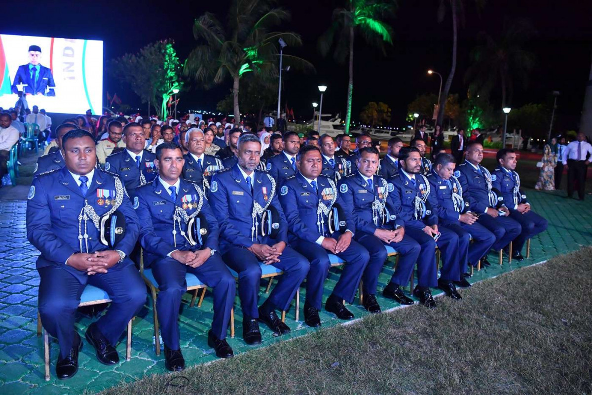 ޖުލައި 26، 2018: ރާއްޖޭގެ މިނިވަންކަމަށް 53 އަހަރު ފުރުން ފާހަގަކުރުމަށް ޖުމްހޫރީ މައިދާނުގައި ބޭއްވި ރަސްމިއްޔާތުގެ ތެރެއިން، ސަރުކާރުގެ ގިނަ އިސްވެރިން ބައިވެރިވި މި ހަފްލާފައި ޝަރަފްވެރިކަމުގެ ގައުމީ އިނާމް ފަސް ބޭފުޅަކަށް އަދި ހިތްވަރު ދިނުމުގެ ގައުމީ އިނާމް 15 ބޭފުޅަކަށް ރައީސް އަބްދުﷲ ޔާމީން އަބްދުލް ގައްޔޫމް ވަނީ ދެއްވާފައި
